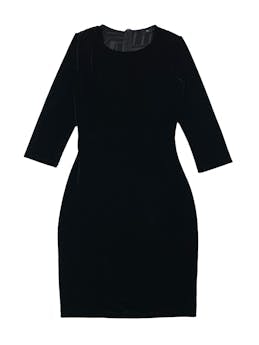 Vestido Studio F negro de terciopelo, espalda de mesh con patron geométrico, mangas 3/4, cierre invisible posterior. Busto 78cm, Largo 94cm.