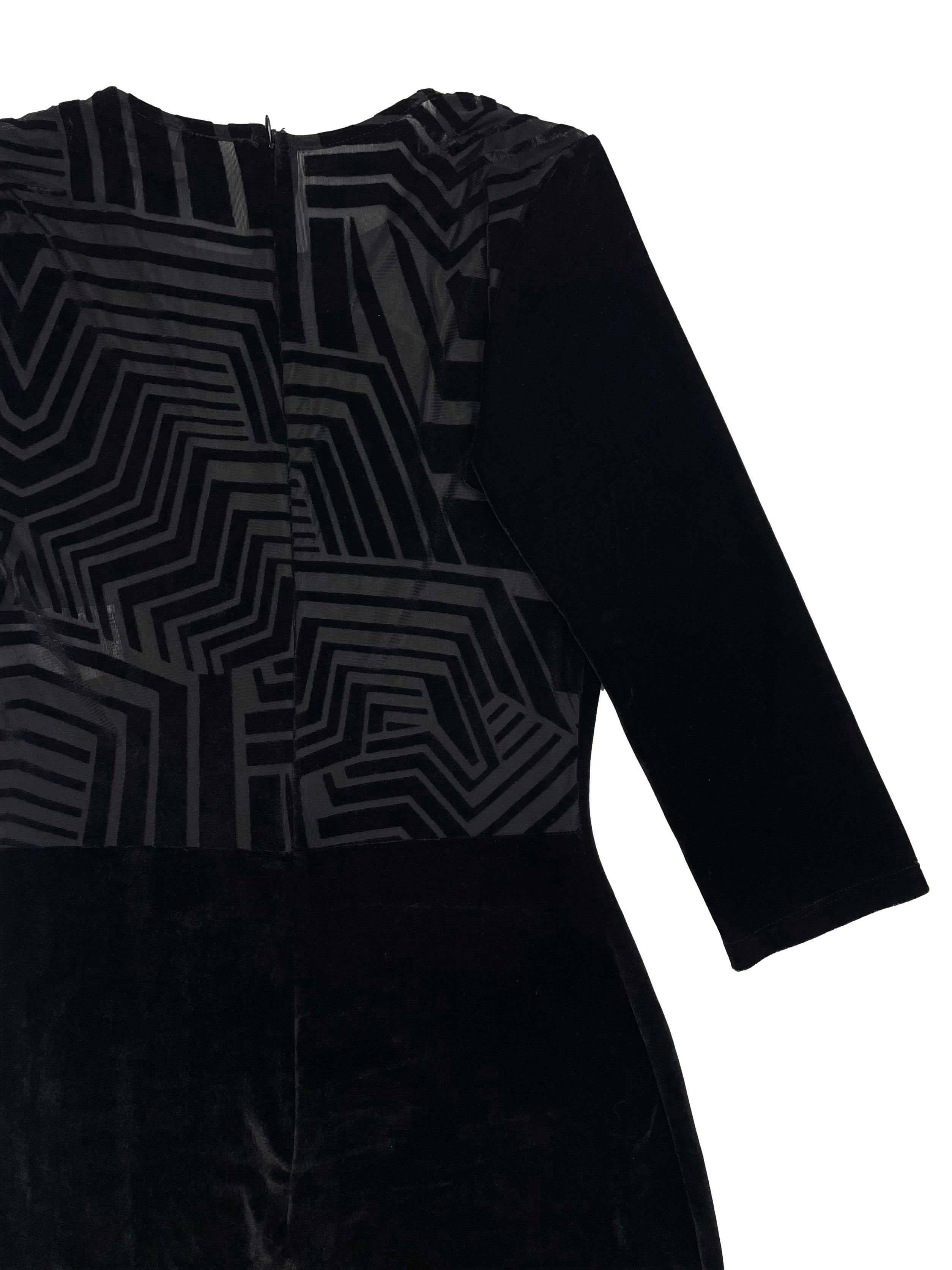 Vestido Studio F negro de terciopelo, espalda de mesh con patron geométrico, mangas 3/4, cierre invisible posterior. Busto 78cm, Largo 94cm.