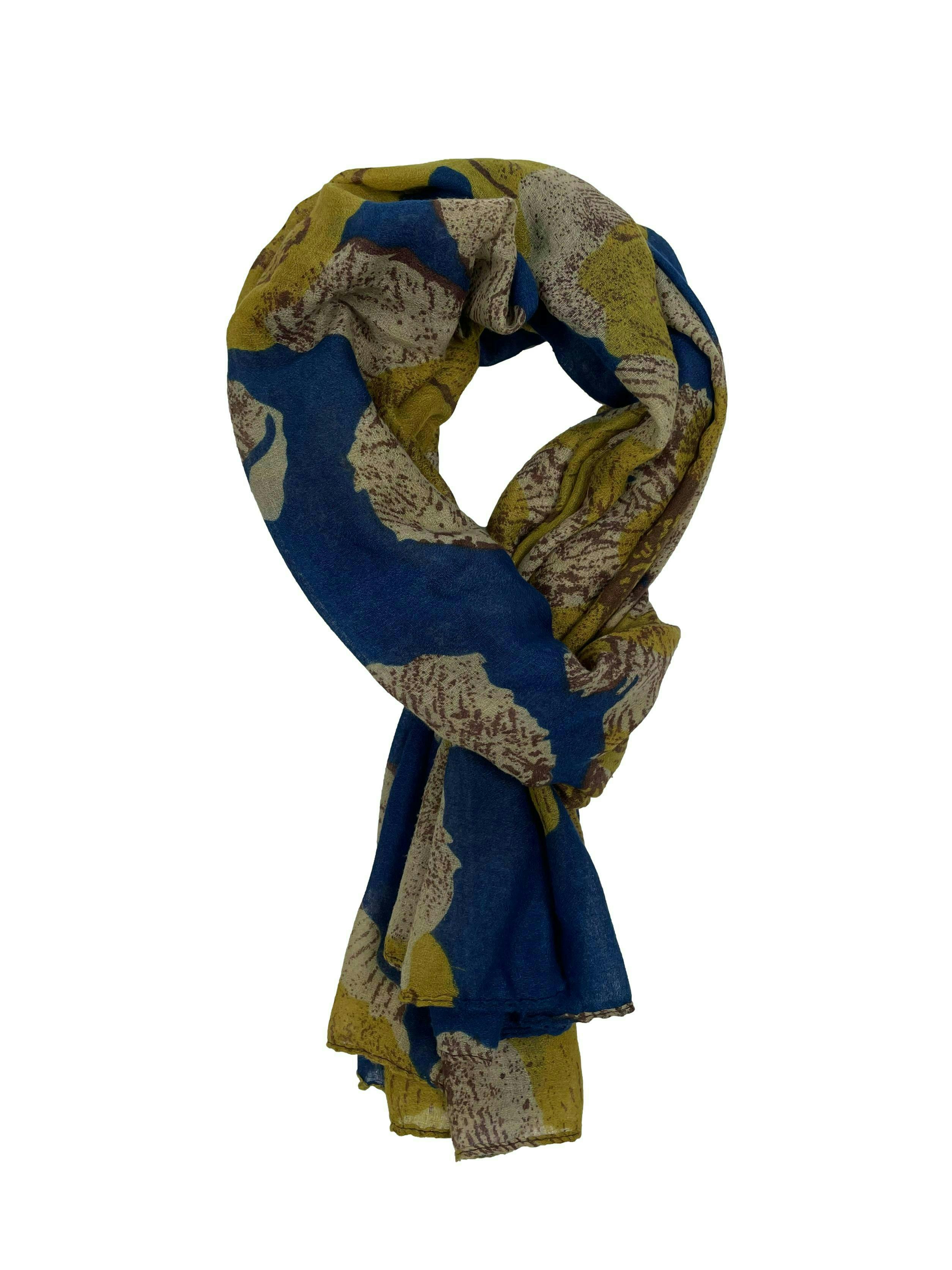 Pañuelo con estampado floral en tonos turquesa, beige y mostaza, tejido delgado. Medidas 82x 176cm.