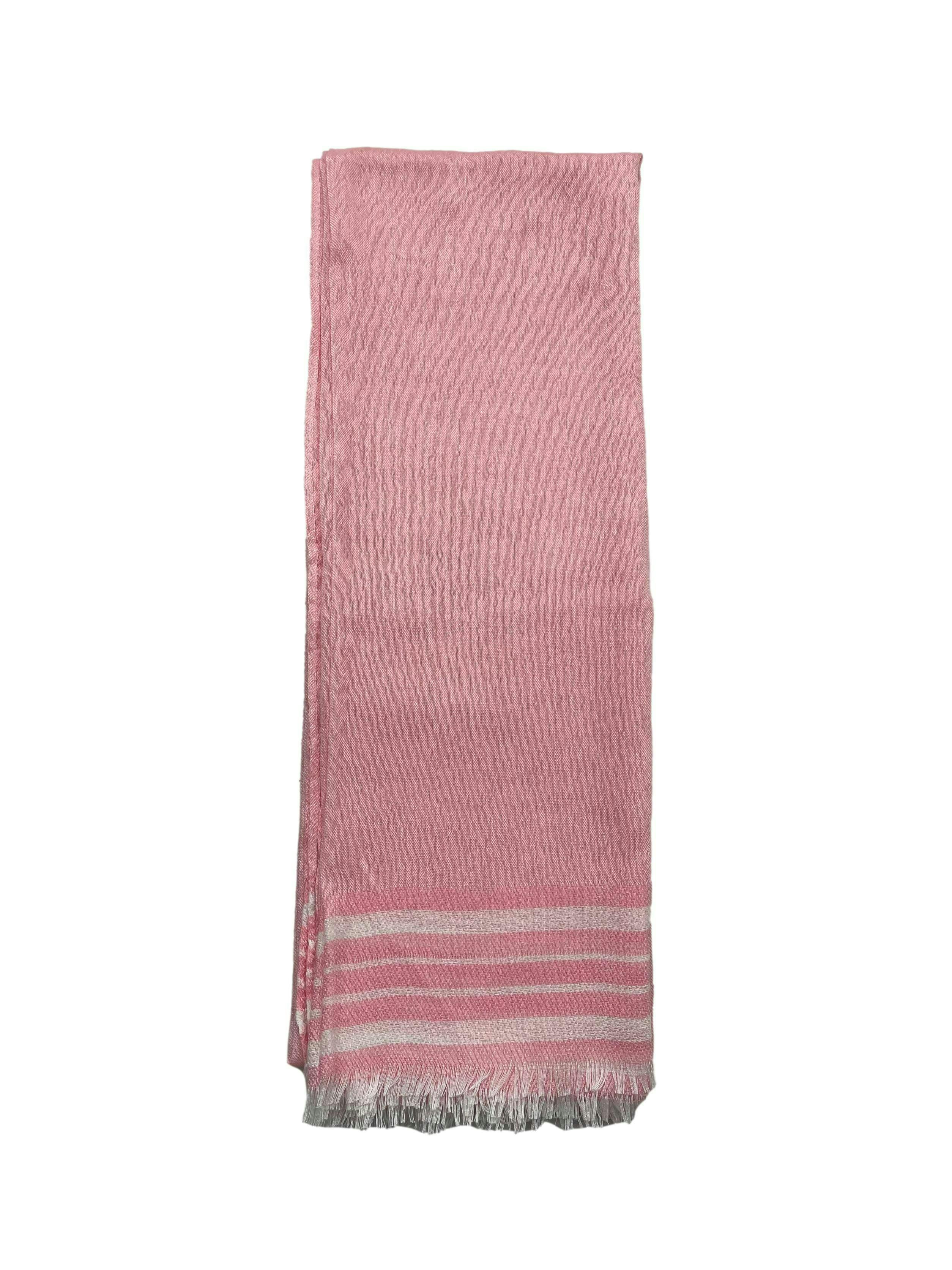 Pañuelo Blu accesories color rosa chicle con lineas blancas y deshilachado en extremos. Medidas 70x200cm.