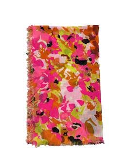 Pañuelo con estampado floral a full color, desflecados en extremos. Ancho 52cm, Largo 184cm.