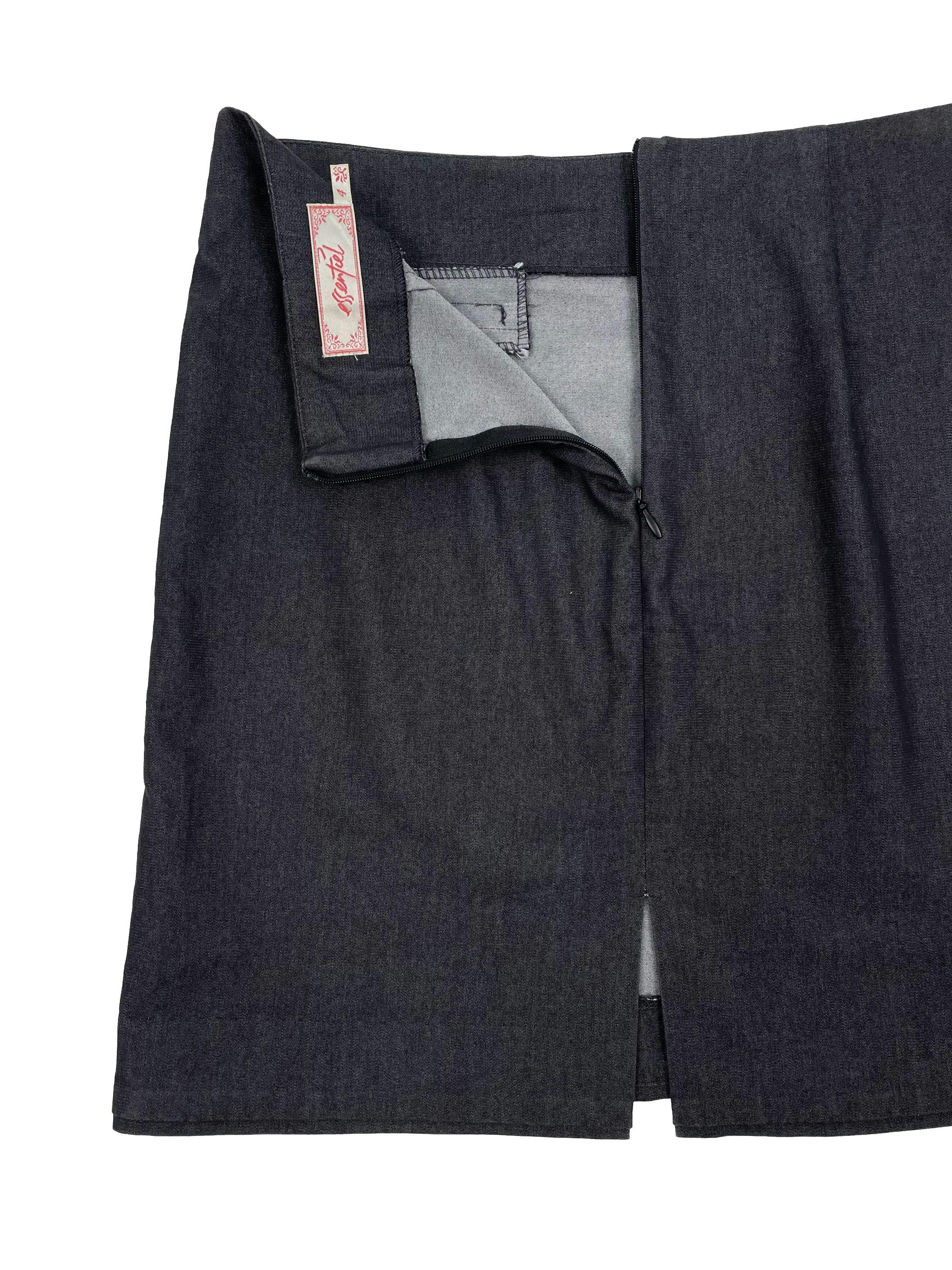 Falda Essentiel formal, color gris con falsos bolsillos, cierre invisible y abertura posterior. Cintura 76cm,Largo 44cm.