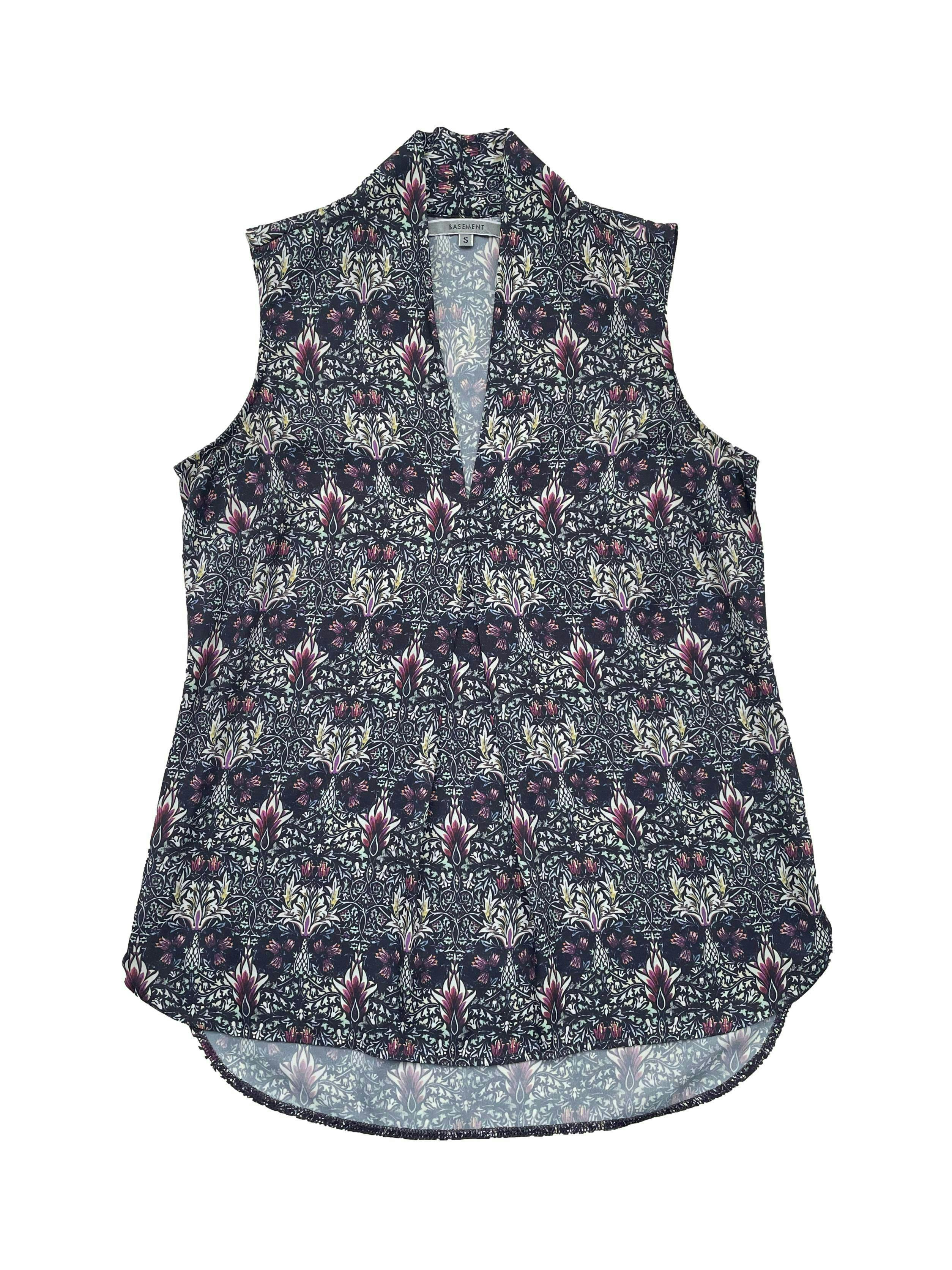 Blusa Basement morada con estampado floral, escote en V, pinzas y pliegue central. Busto 90cm, Largo 60/64cm.