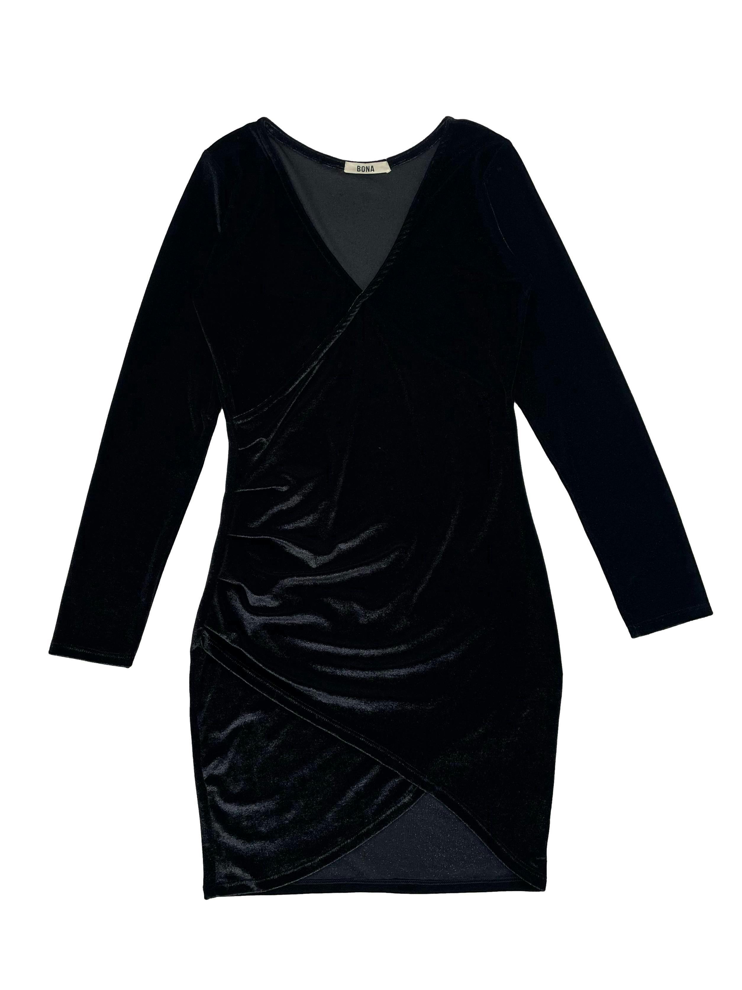 Vestido Bona negro de terciopelo brillante,modelo cruzado con pliegues laterales y escote en V. Busto 78cm, Largo 82cm.