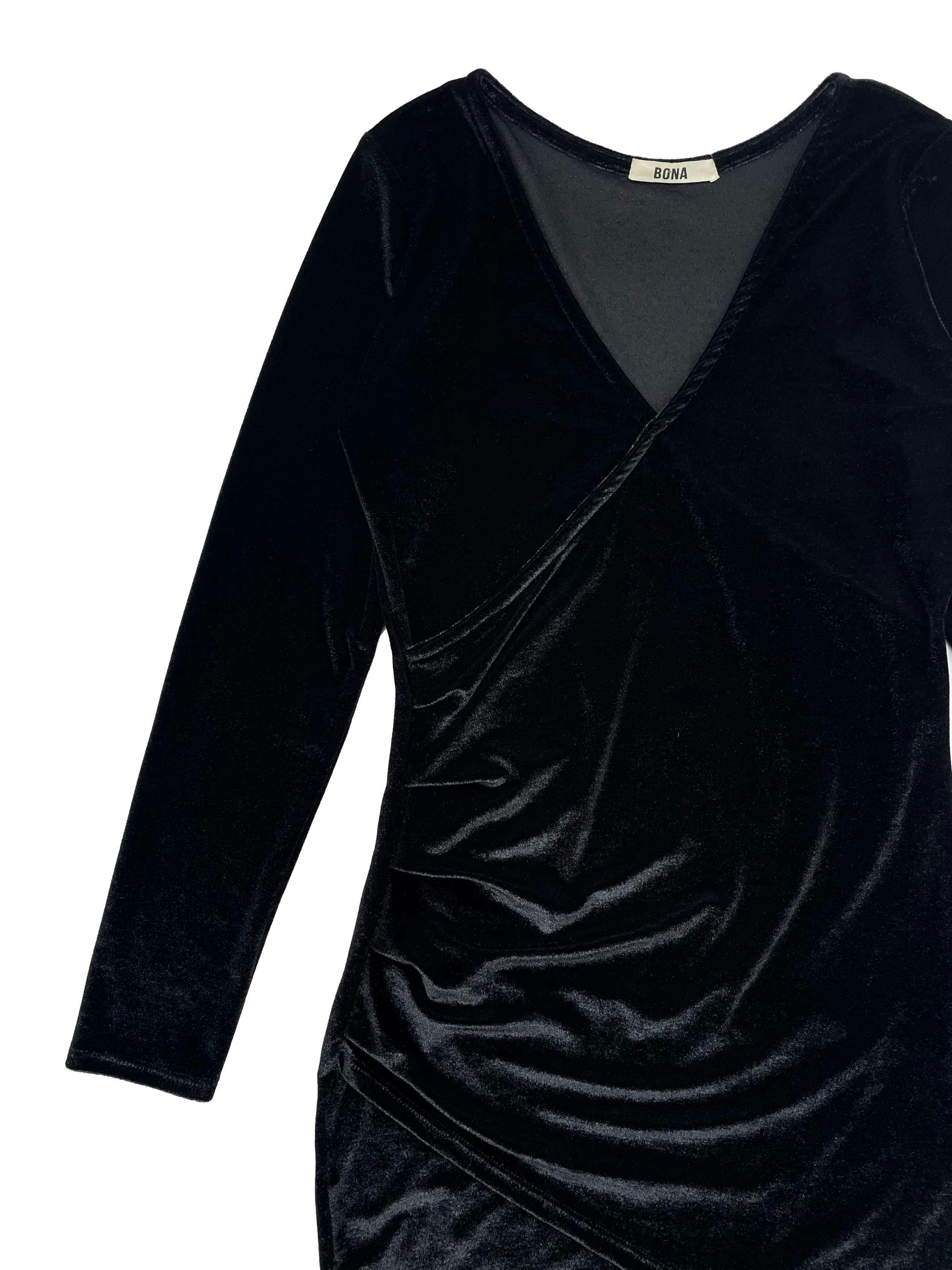 Vestido Bona negro de terciopelo brillante,modelo cruzado con pliegues laterales y escote en V. Busto 78cm, Largo 82cm.