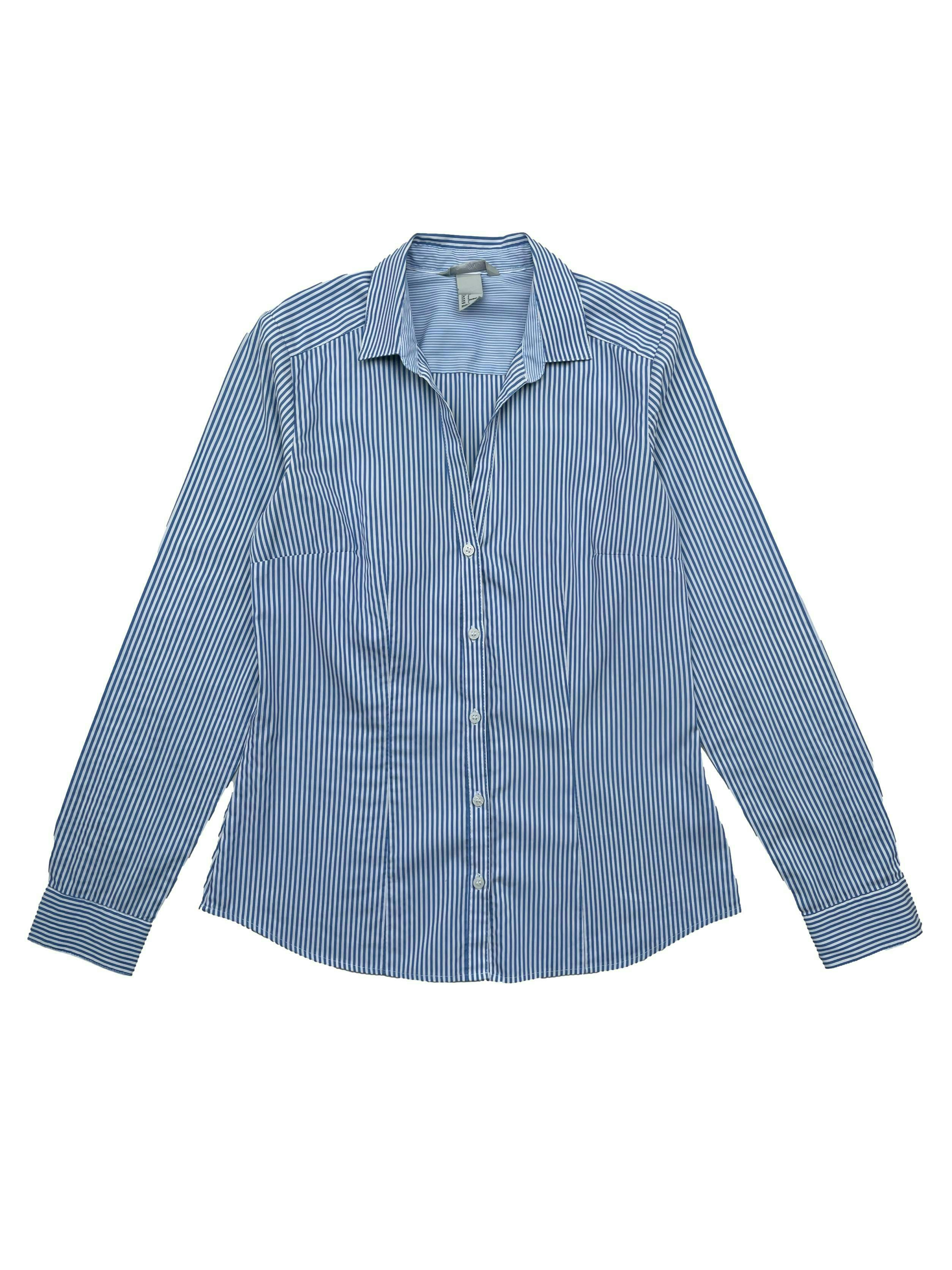 Blusa H&M a rayas en blanco y azul,  cuello camisero, pinzas en busto y espalda, mangas largas. Busto 94cm, Largo 57cm.