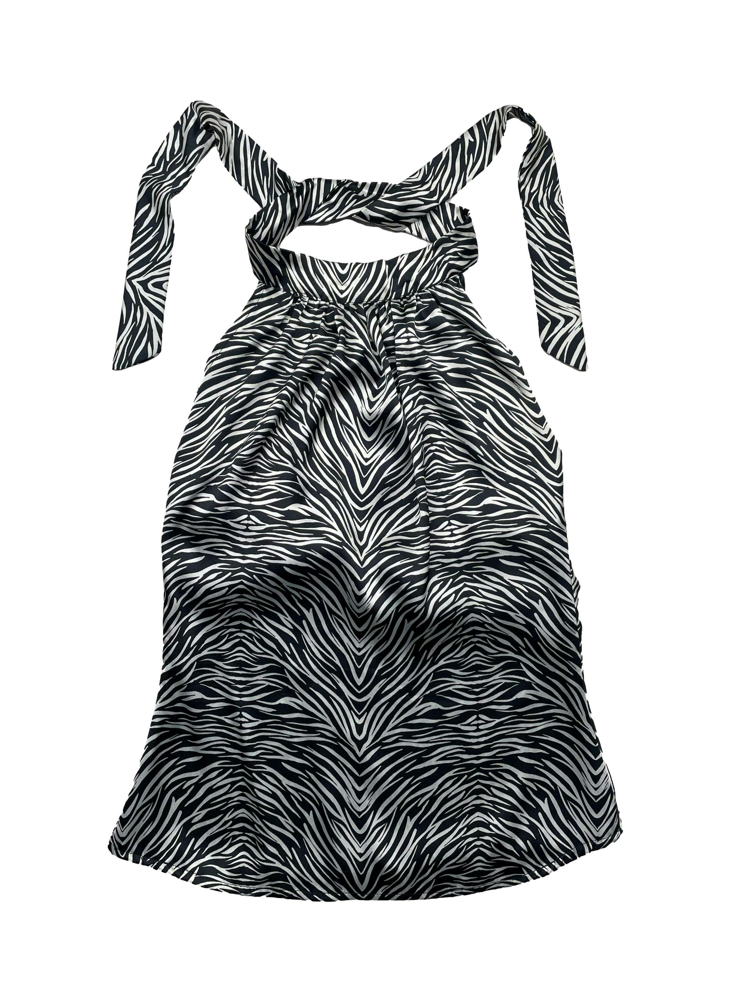 Blusa animal print de tela plana satinada en blanco y negro, cuello halter con fruncido y cintos, espalda escotada. Busto 80cm, Largo 54cm.