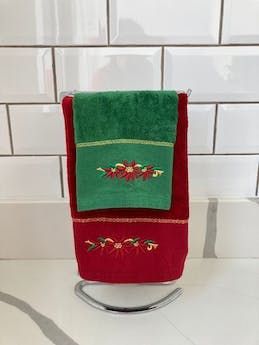 Set x 2 toallas navideñas tacto terciopelo. Sin uso. 100% algodón. Roja 60x34, verde 43x18. Suavecitas y bordadas. 