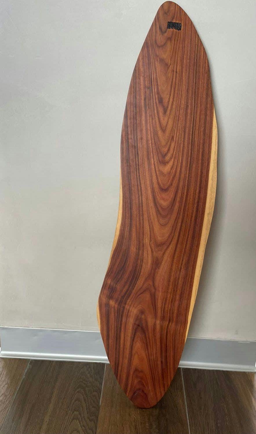 Tabla decorativa o para piqueos Kirah Design marca sostenible en madera rescatada con acabados de alta calidad. Medidas 84x20cm. Precio original S/ 570