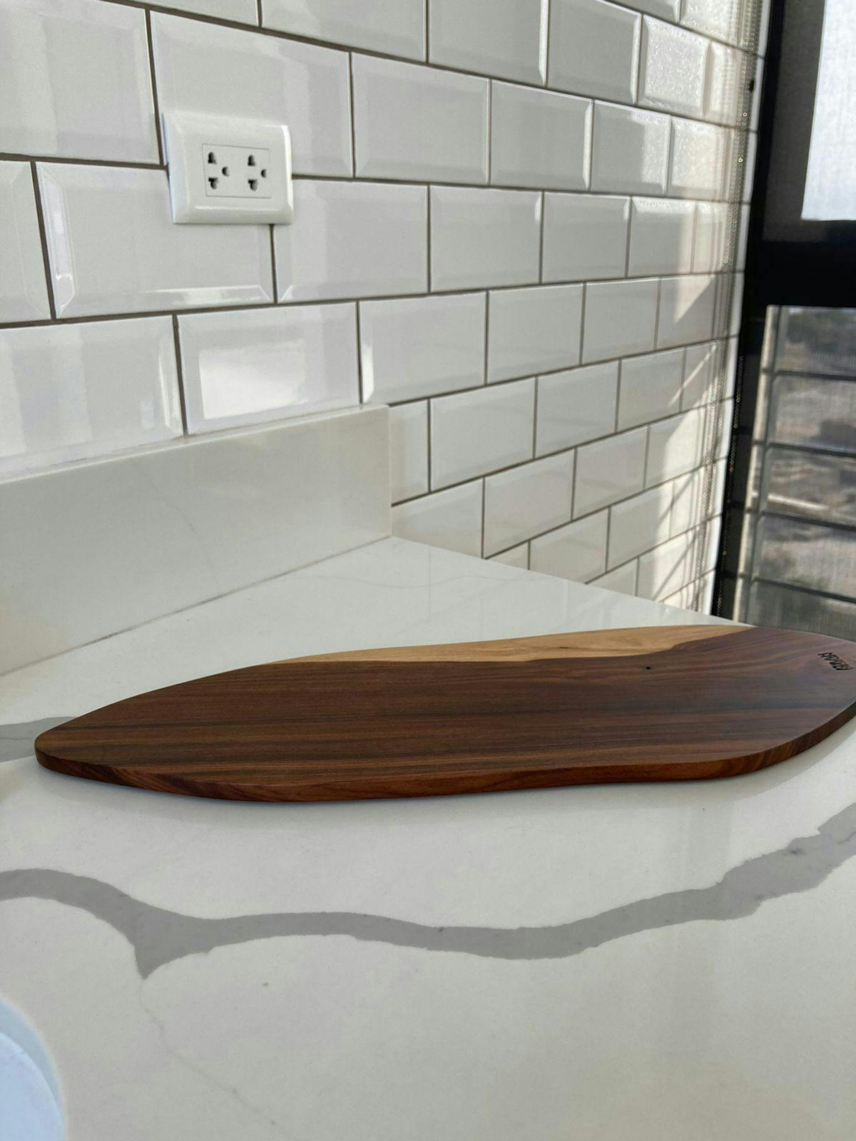 Tabla decorativa o para piqueos Kirah Design marca sostenible en madera rescatada con acabados de alta calidad. Medidas 54x17cm. Precio original S/390
