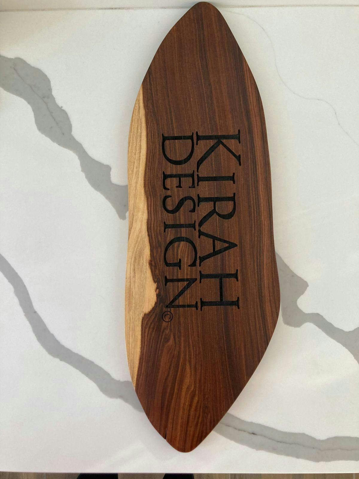 Tabla decorativa o para piqueos Kirah Design marca sostenible en madera rescatada con acabados de alta calidad. Medidas 54x17cm. Precio original S/390