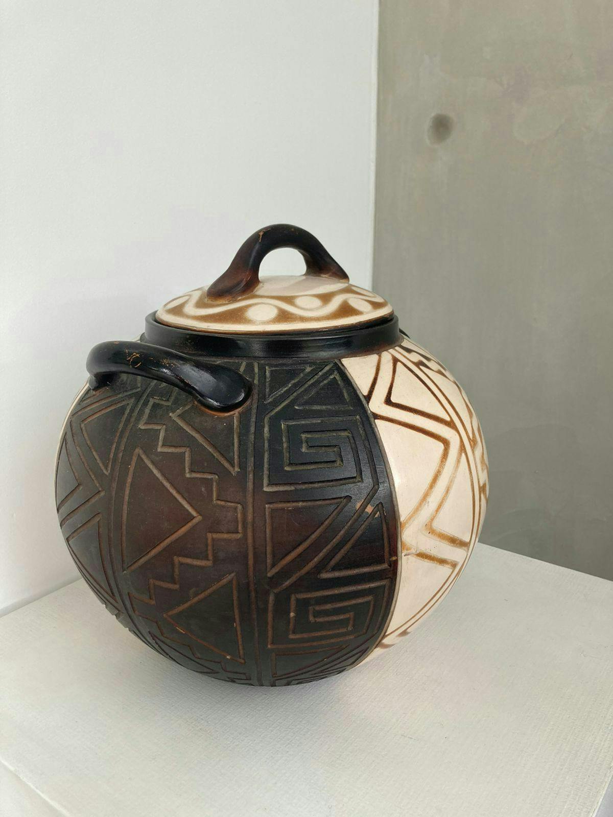 Olla de cerámica decorativa de Chulucanas. Es grande 90cm de diámetro