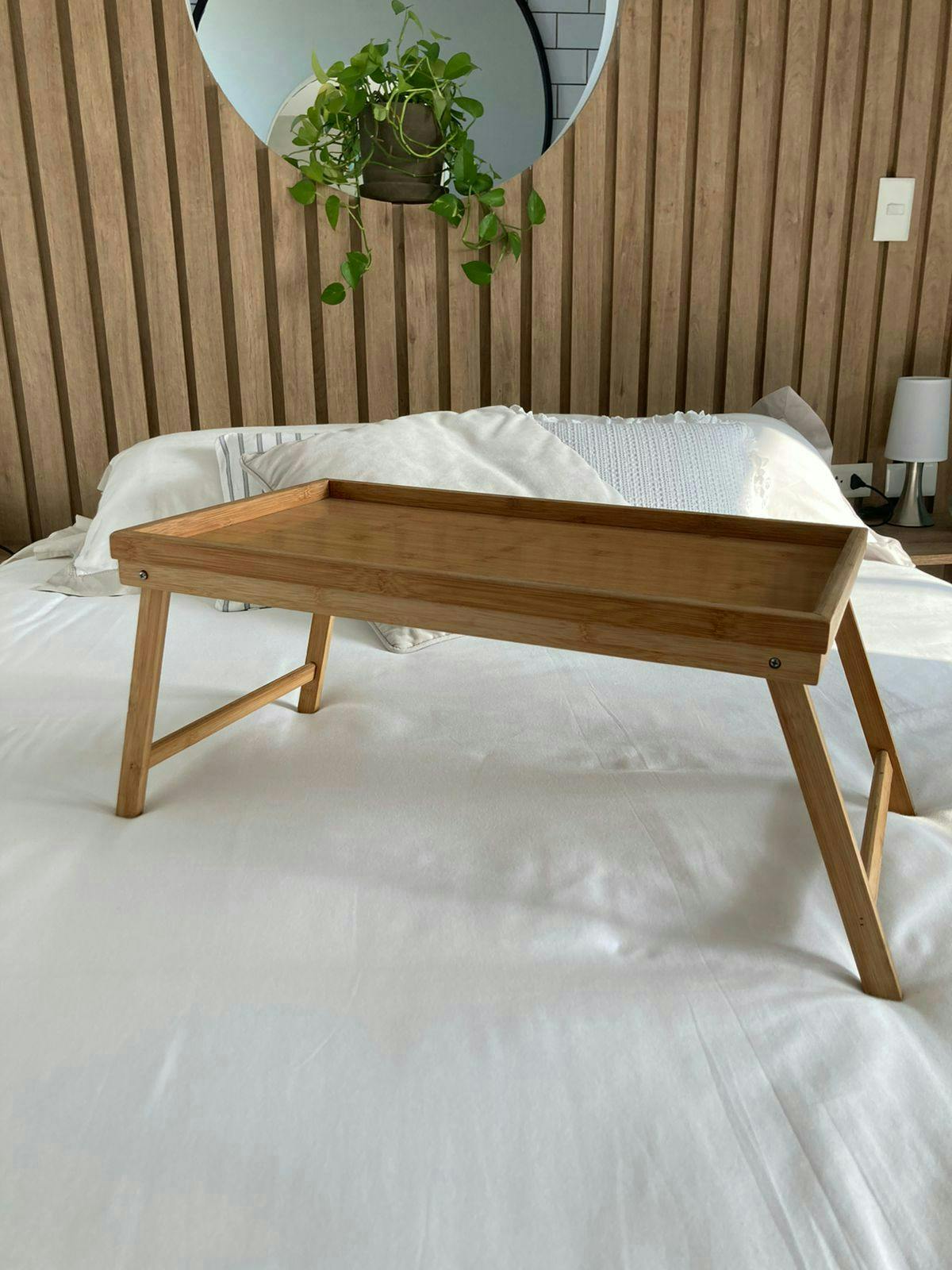 Mesita para cama de madera. 31cm x 52cm