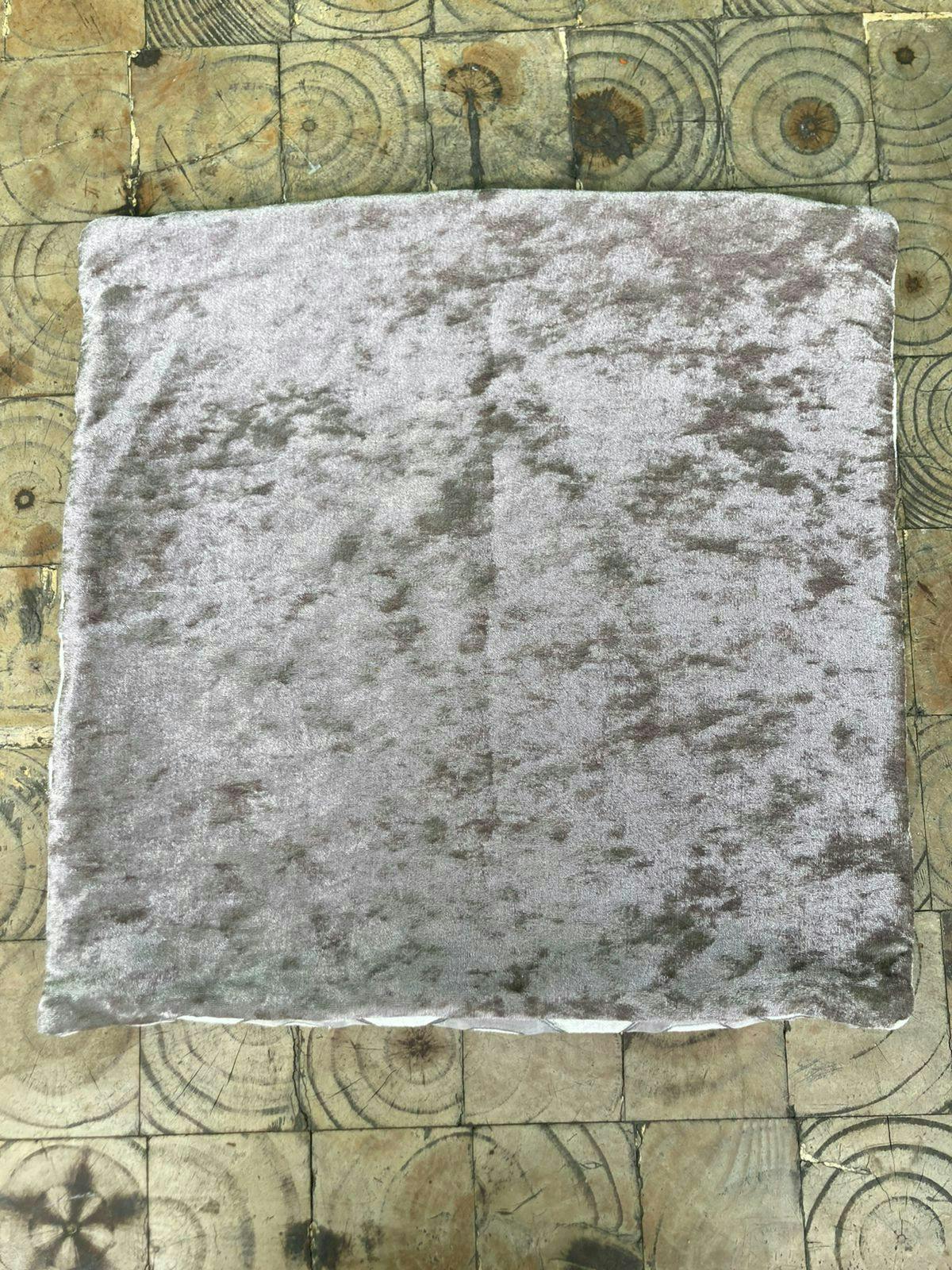 Funda de cojín, textura aterciopelada, plateado y crema por delante, plateado por detras. 40cm x 40cm