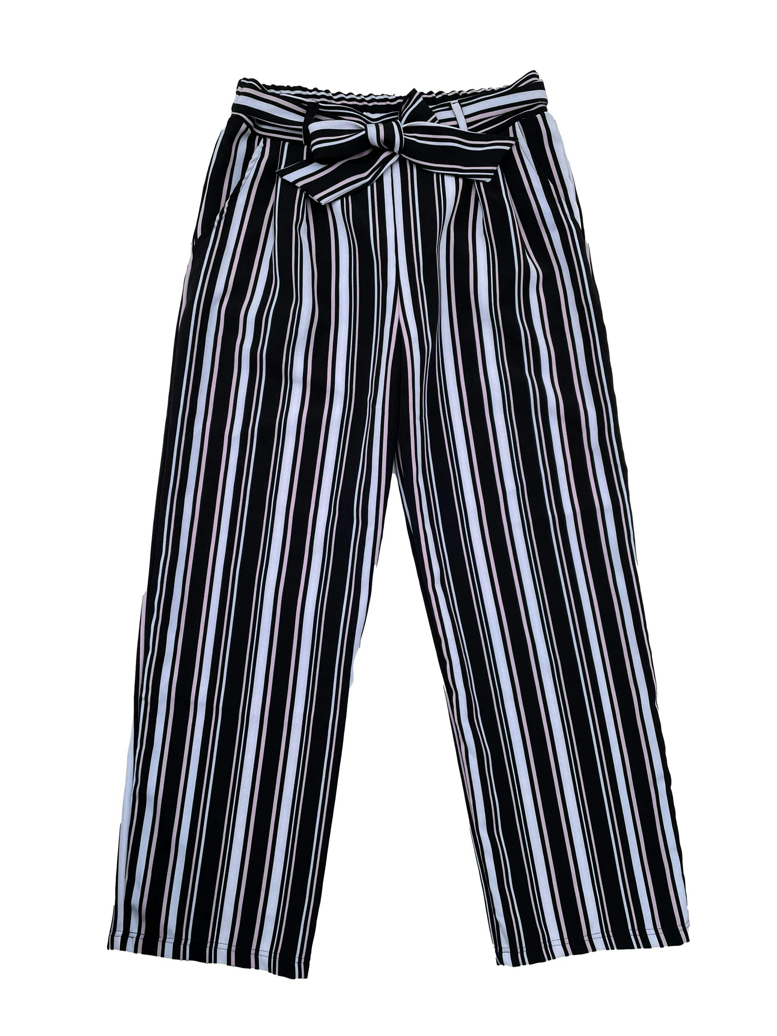Pantalón a rayas en colores blanco, negro y rosa, corte recto, elástico en cintura posterior con cintos y bolsillos laterales. Cintura 76cm sin estirar, Largo 100cm.