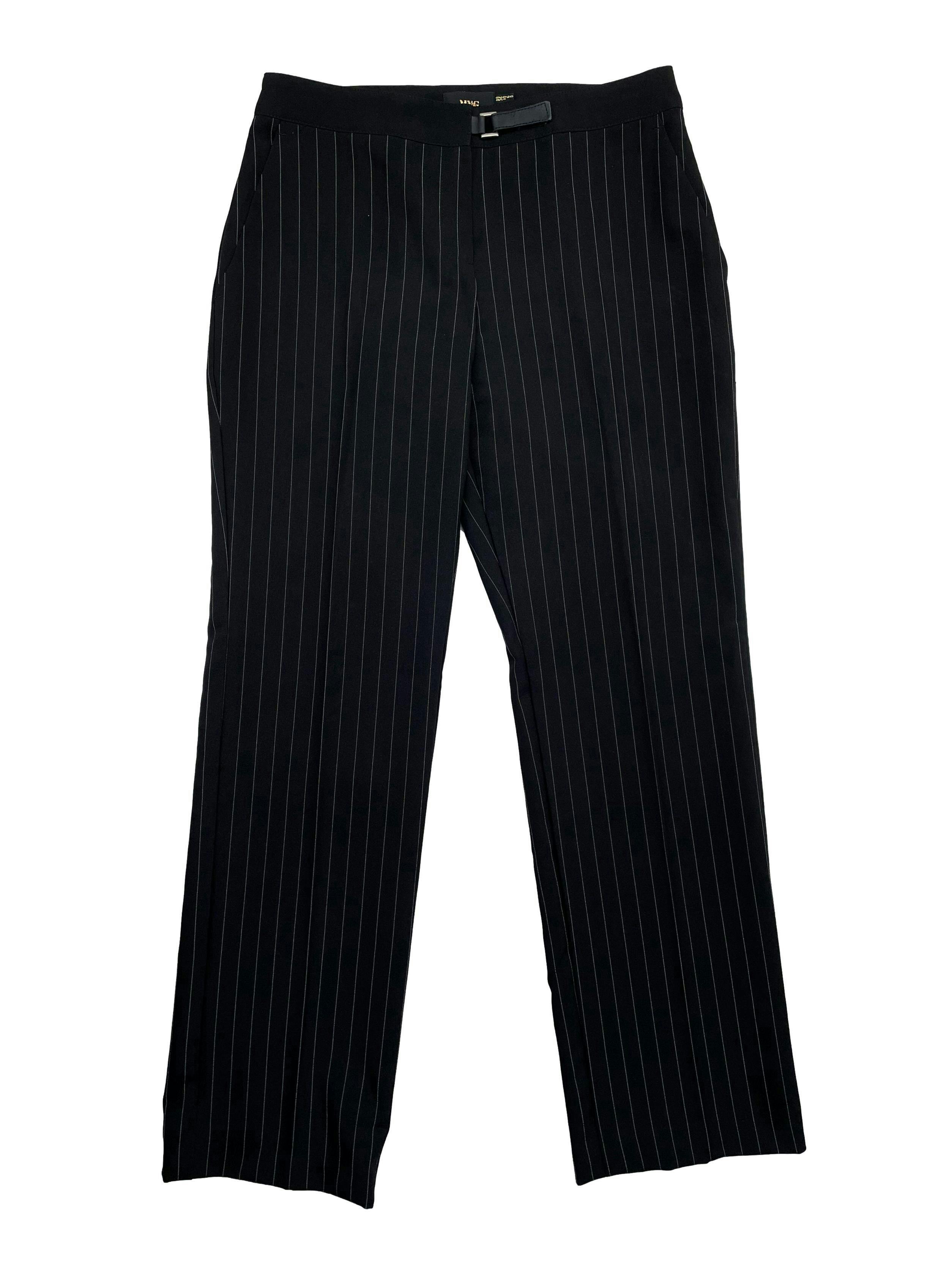 Pantalón de vestir Mango con rayas diplomáticas, corte recto, bolsillos laterales y cierre escondido frontal. Cintura 76cm, Largo 97cm.