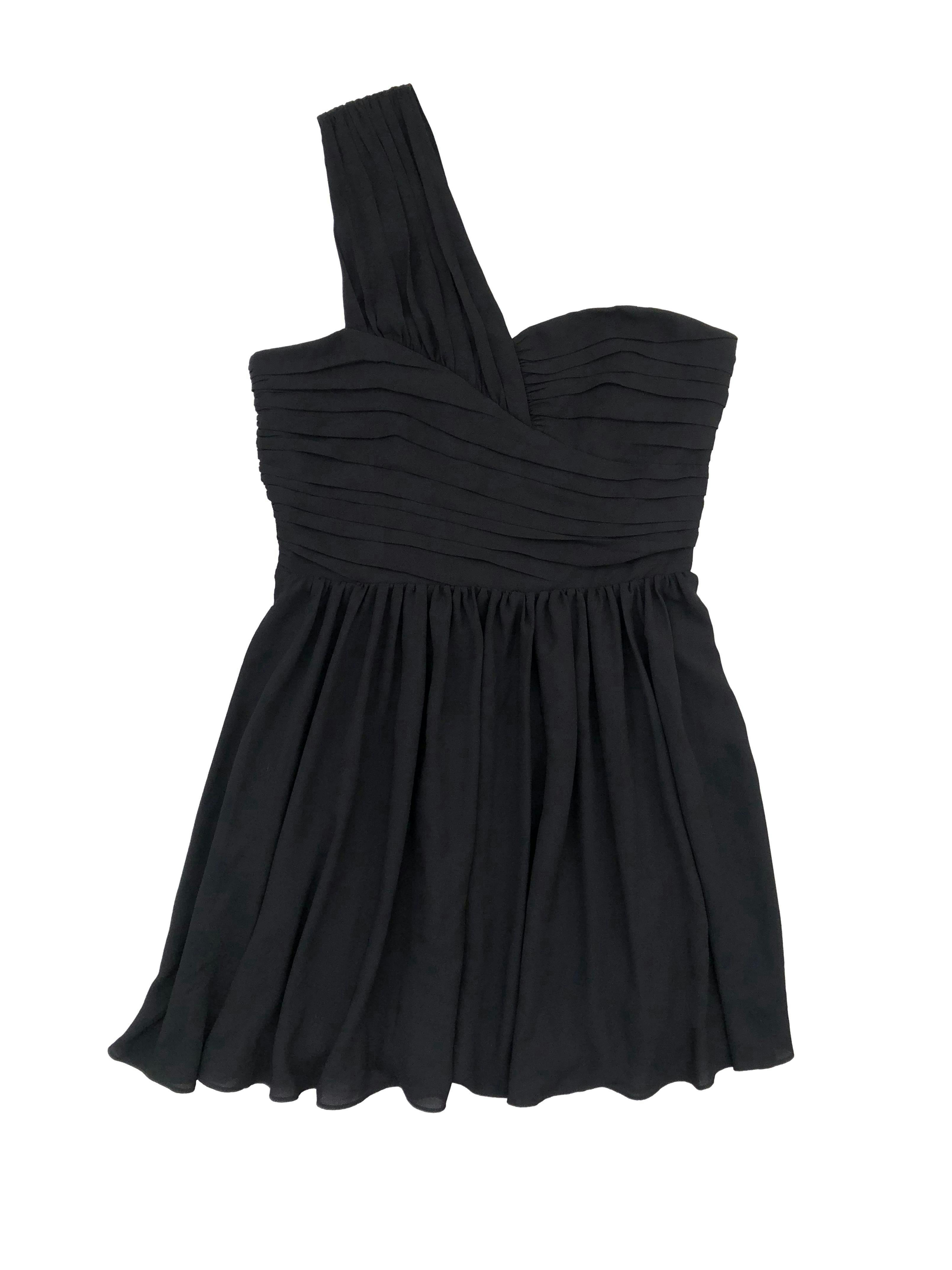 Vestido negro Express de gasa con forro, modelo de un hombro con tableros, corte en cintura y falda plisada, cierre invisible lateral. Busto 90cm, Largo 92cm.