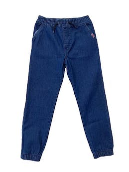 Pantalón jean English Laundry con elástico en la cintura y en la basta, con bolsillos delanteros y atrás.