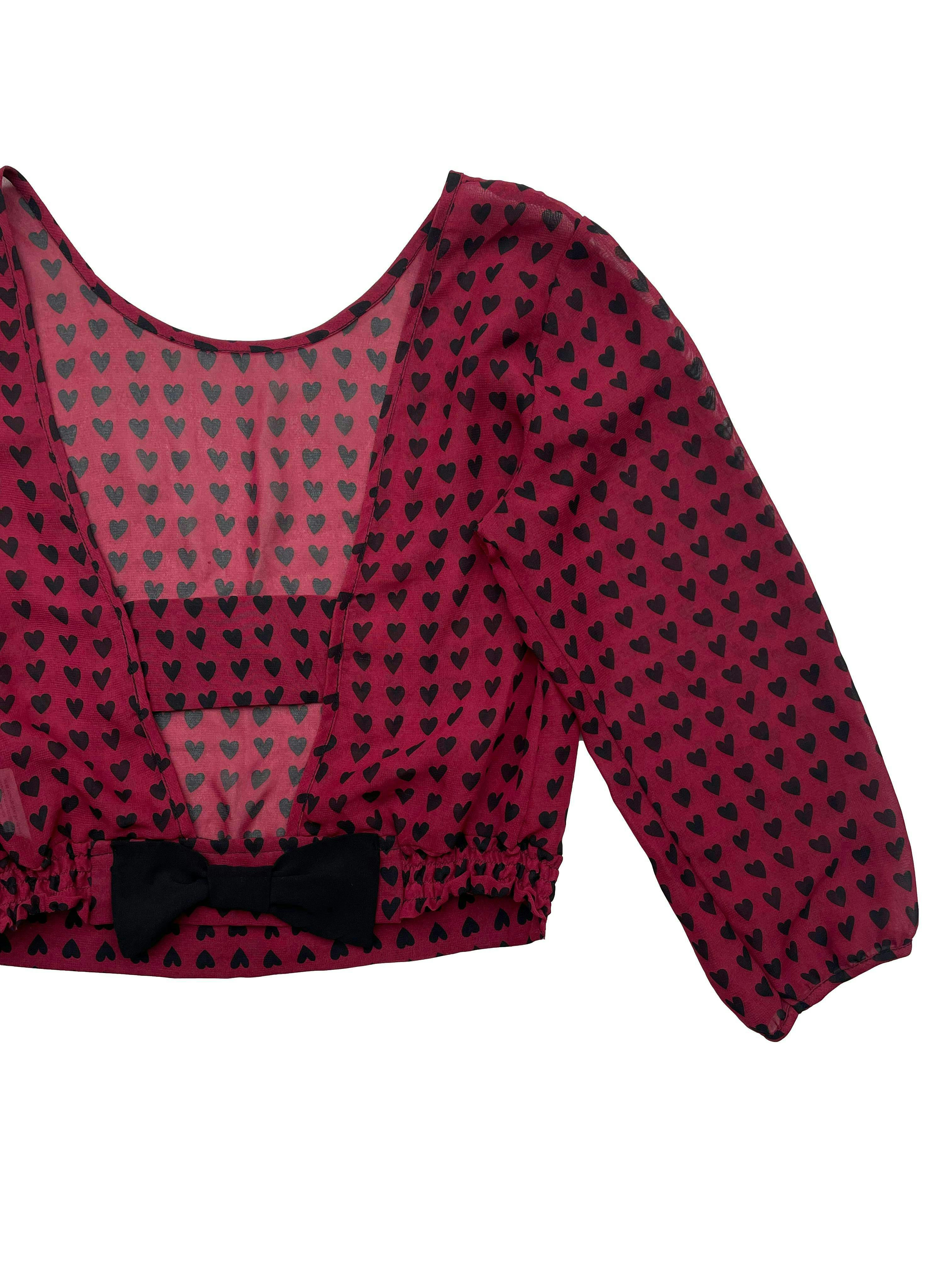 Blusa Xiomi de gasa guinda con estampado de corazones negros, abertura en la espalda, manga 3/4 y lazo en la basta. Busto: 90cm, Largo: 40cm