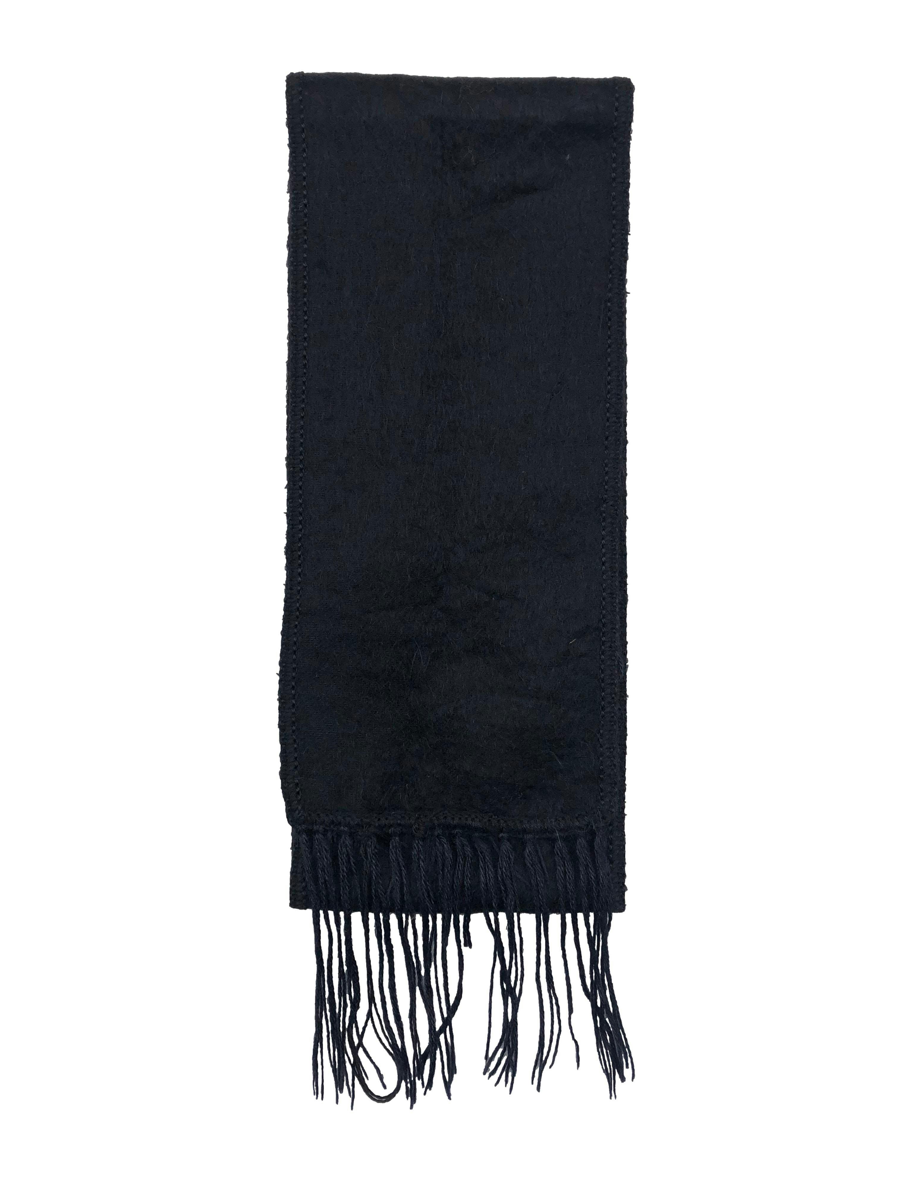 Chalina negra tipo lana con flecos. Medidas 160x15cm