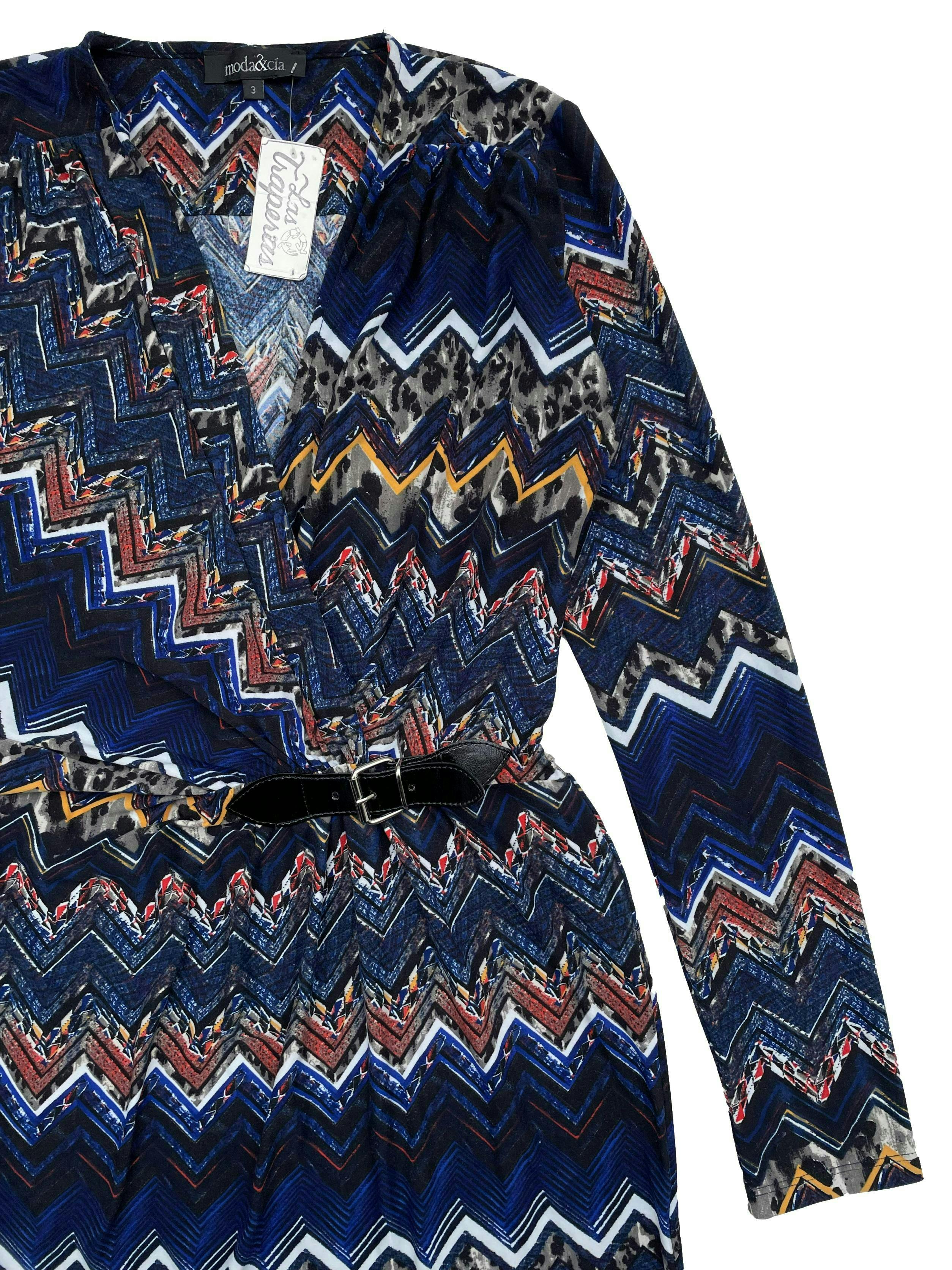 Vestido Moda & Cia azul con estampado en zigzag, tela stretch, escote en V con fruncido y aplicación de correa. Busto 94cm, Largo 100cm.