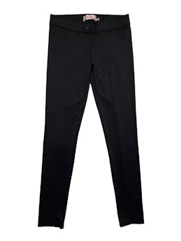 Pantalón pitillo Essentiel de tiro medio con cierre y botón frontal. Pretina 70cm, Largo 92cm.