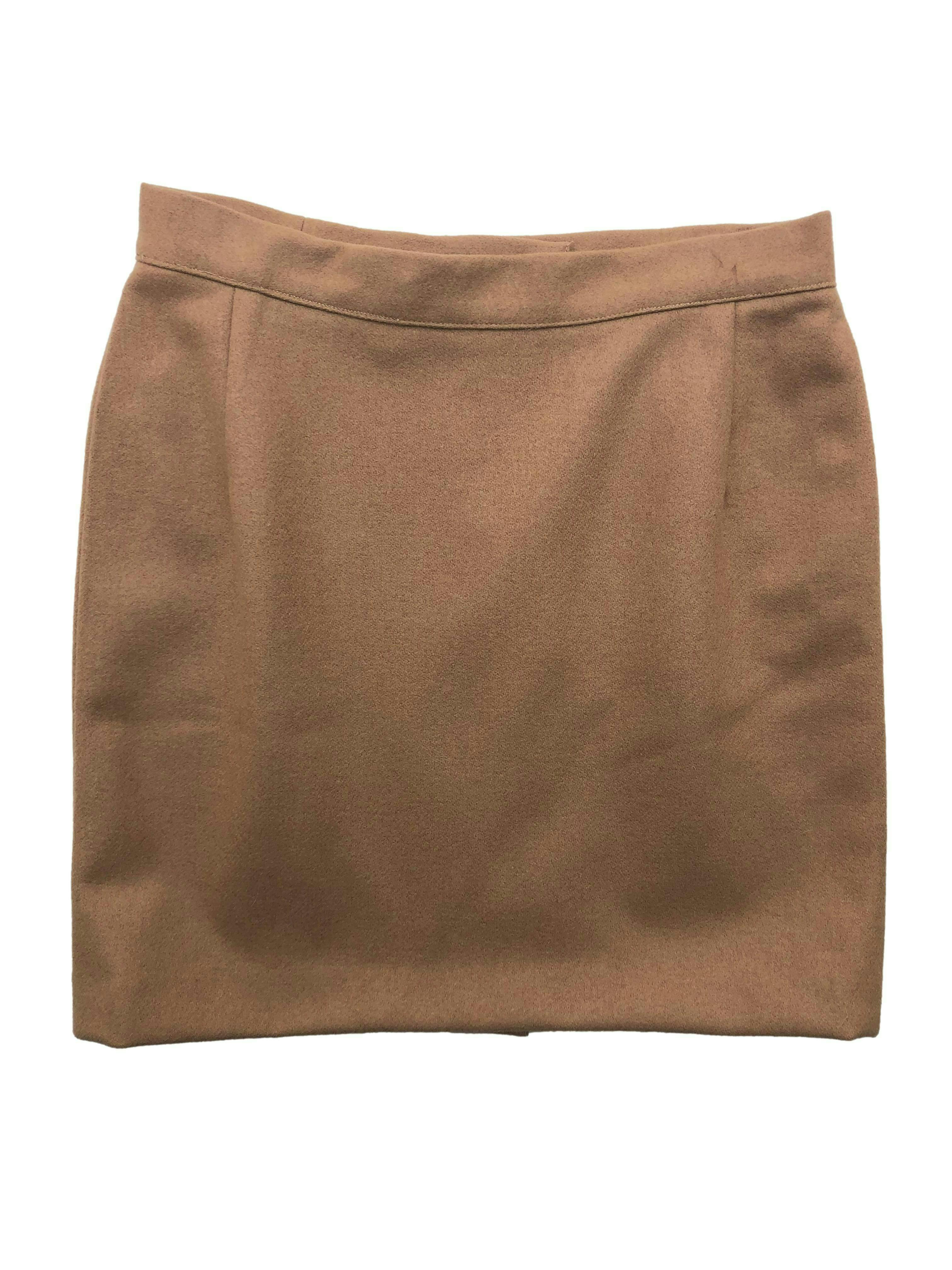 Falda mini de paño color camel, con pinzas y cierre posterior. Cintura 76cm, Largo 45cm.