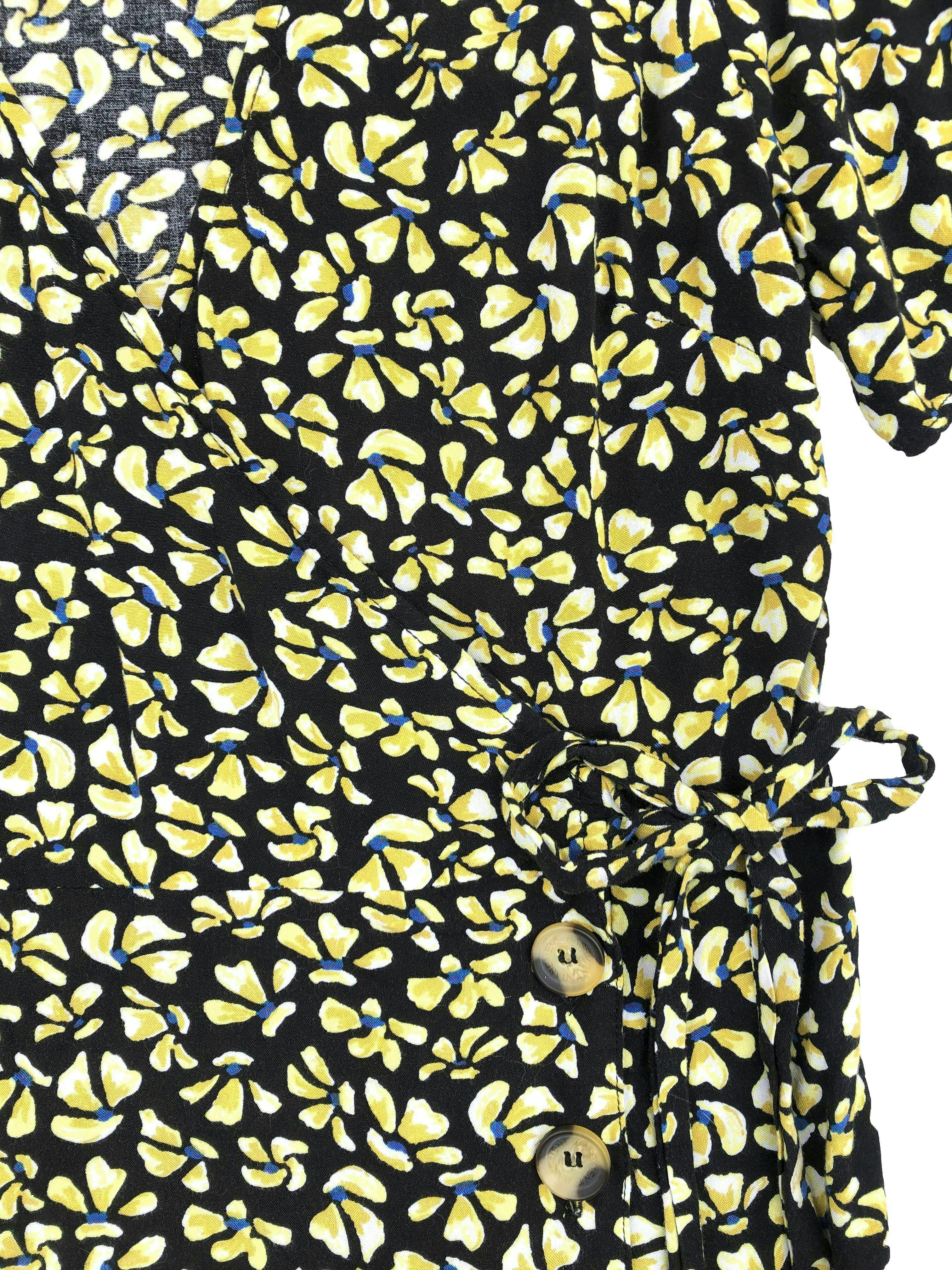 Vestido Basement negro con flores amarillas, cruzado para amarrar y botones en falda, tela tipo chalis.  Busto 92cm. Largo 88cm.