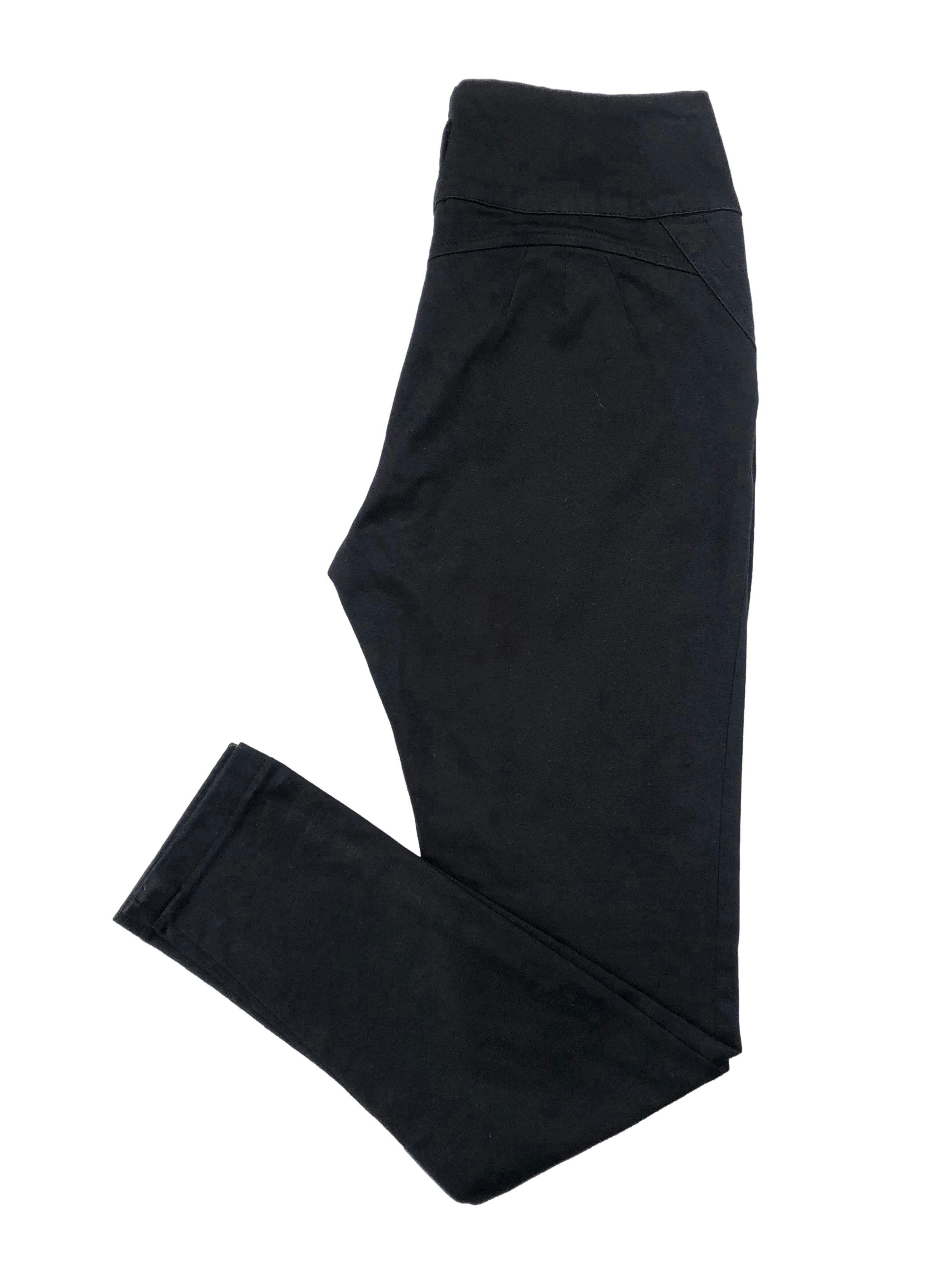 Pantalón negro con bolsillos en la parte delantera y botones. Cintura: 72cm, Tiro: 23cm, Largo: 90cm