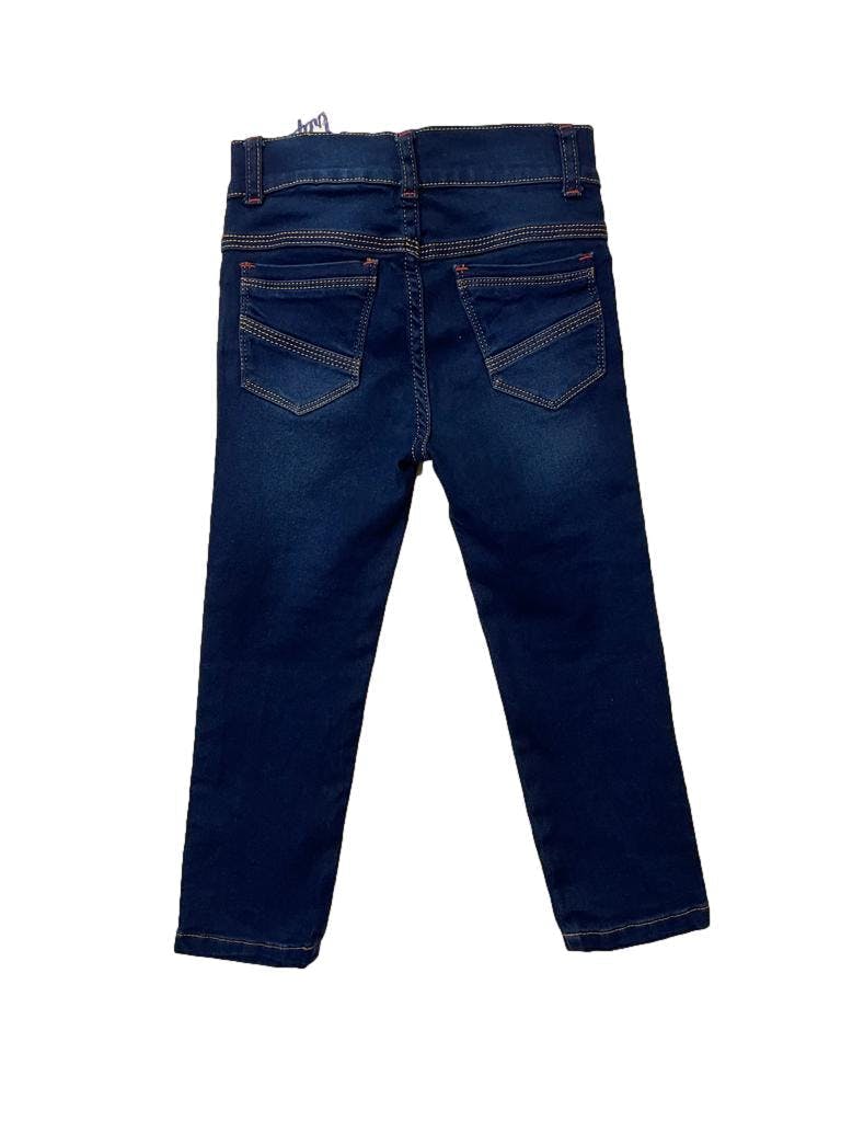 Pantalón jean azul, tela stretch con costuras rojas, bolsillos y rasgados al frente.