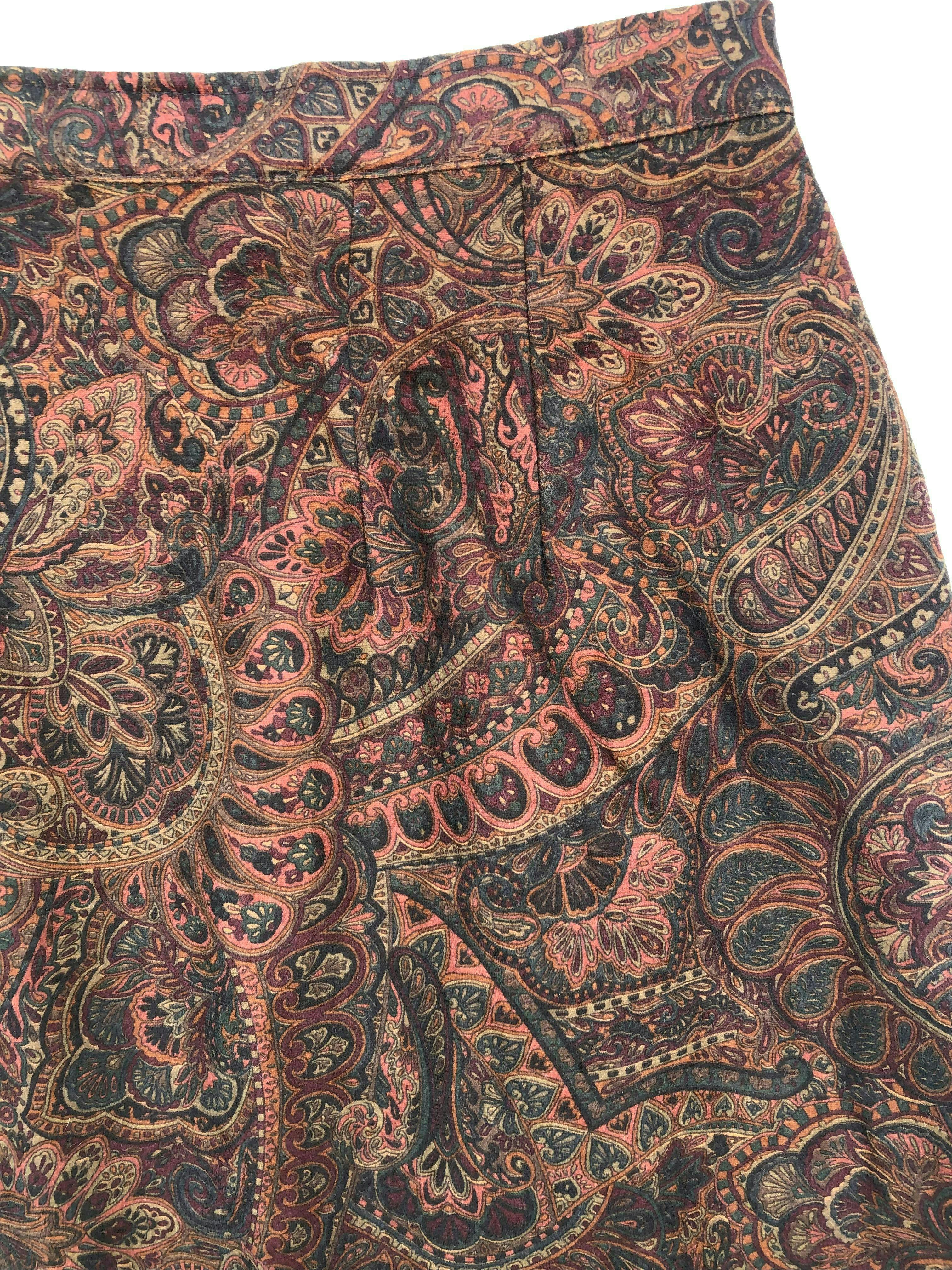 Falda vintage estampado barroco en tonos tierra, forrada, corte en A, cierre y botón posterior. Cintura 76cm Largo 78cm