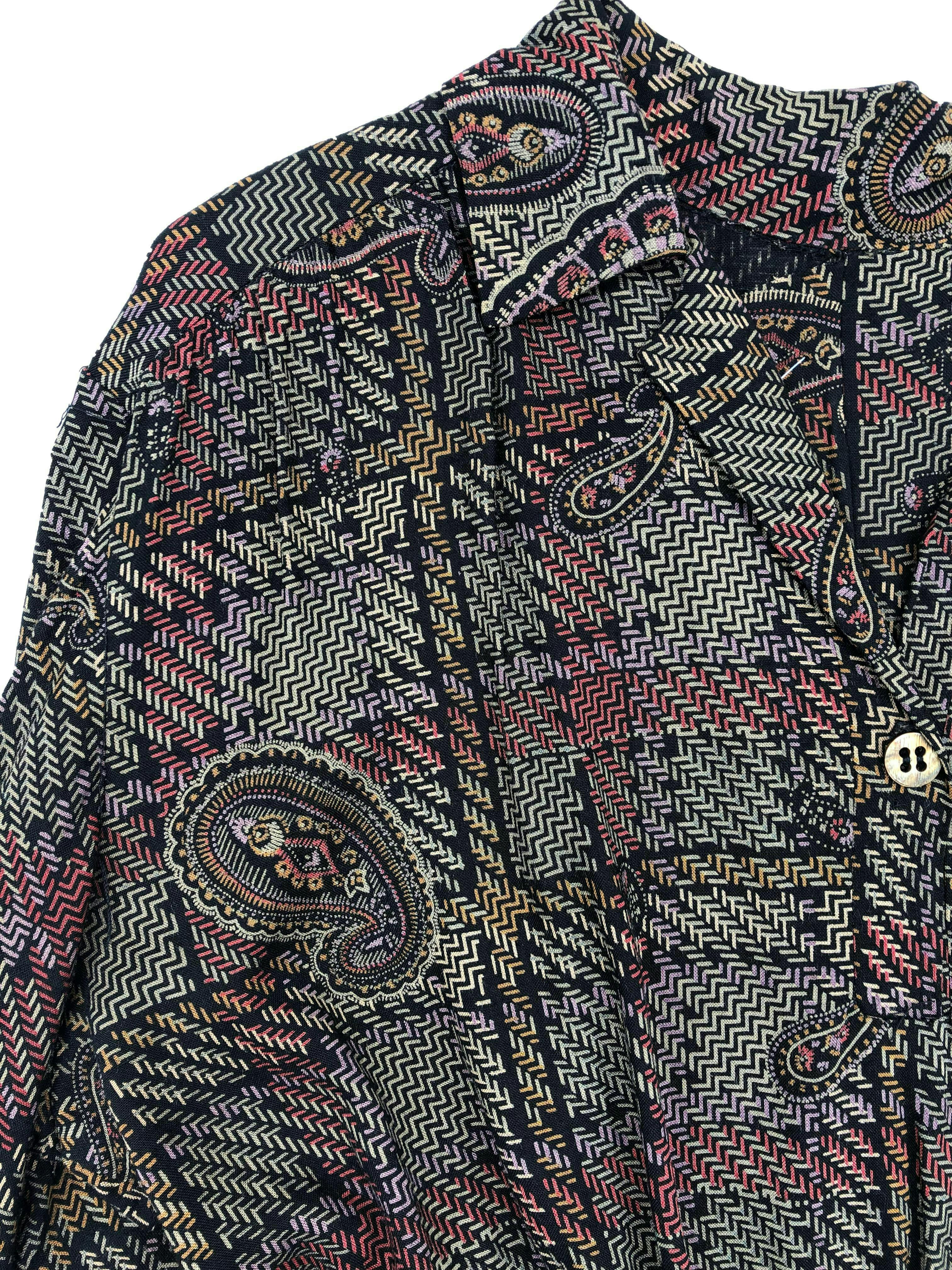 Vestido vintage tela fresca tipo chalis negra con estampado paisley, manga 3/4, botones en el cuello y elástico en cintura. Busto 104cm Largo 105cm