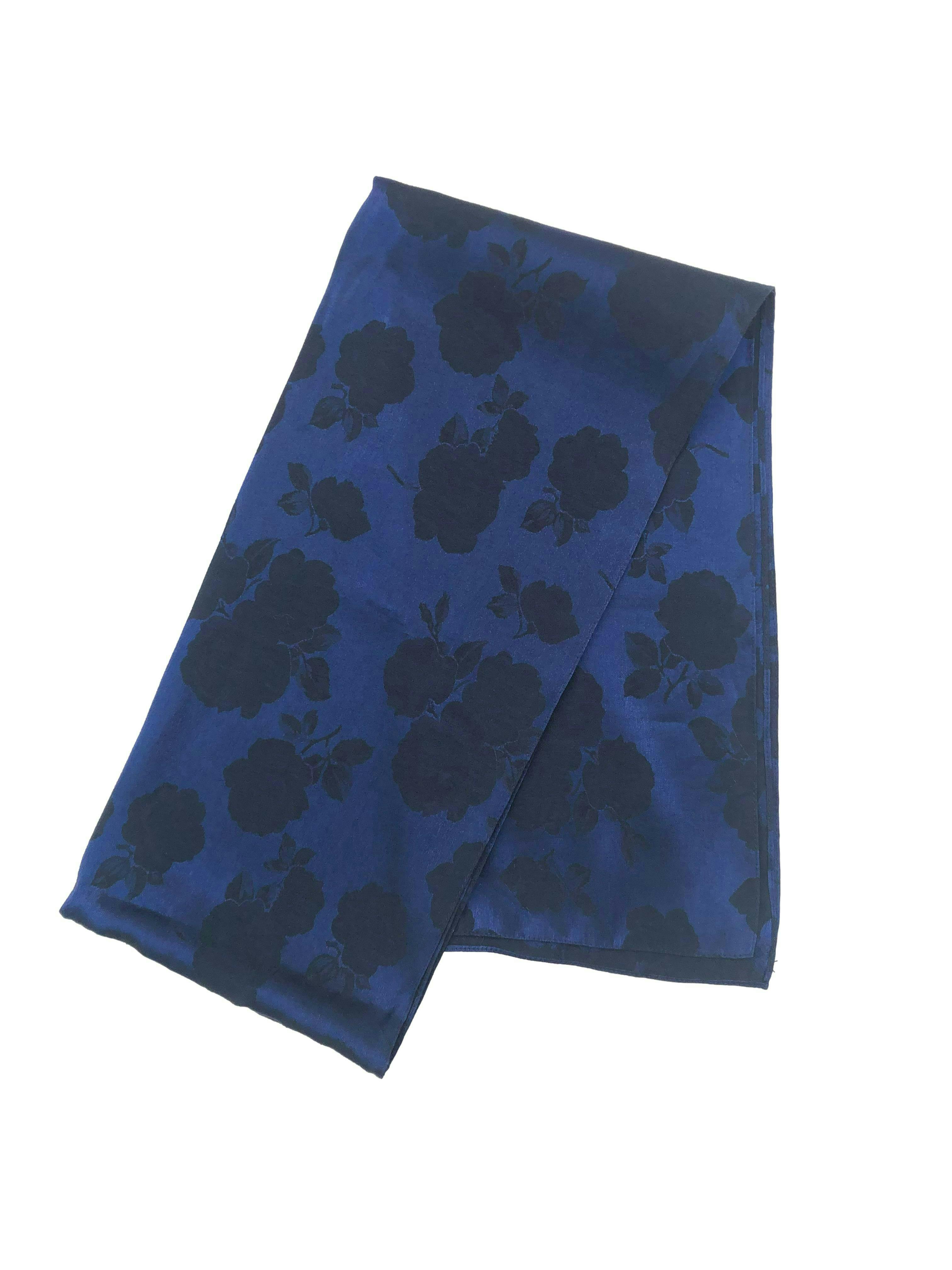 Pañuelo azul satinado con flores oscuras al tono. Medidas 46x196cm
