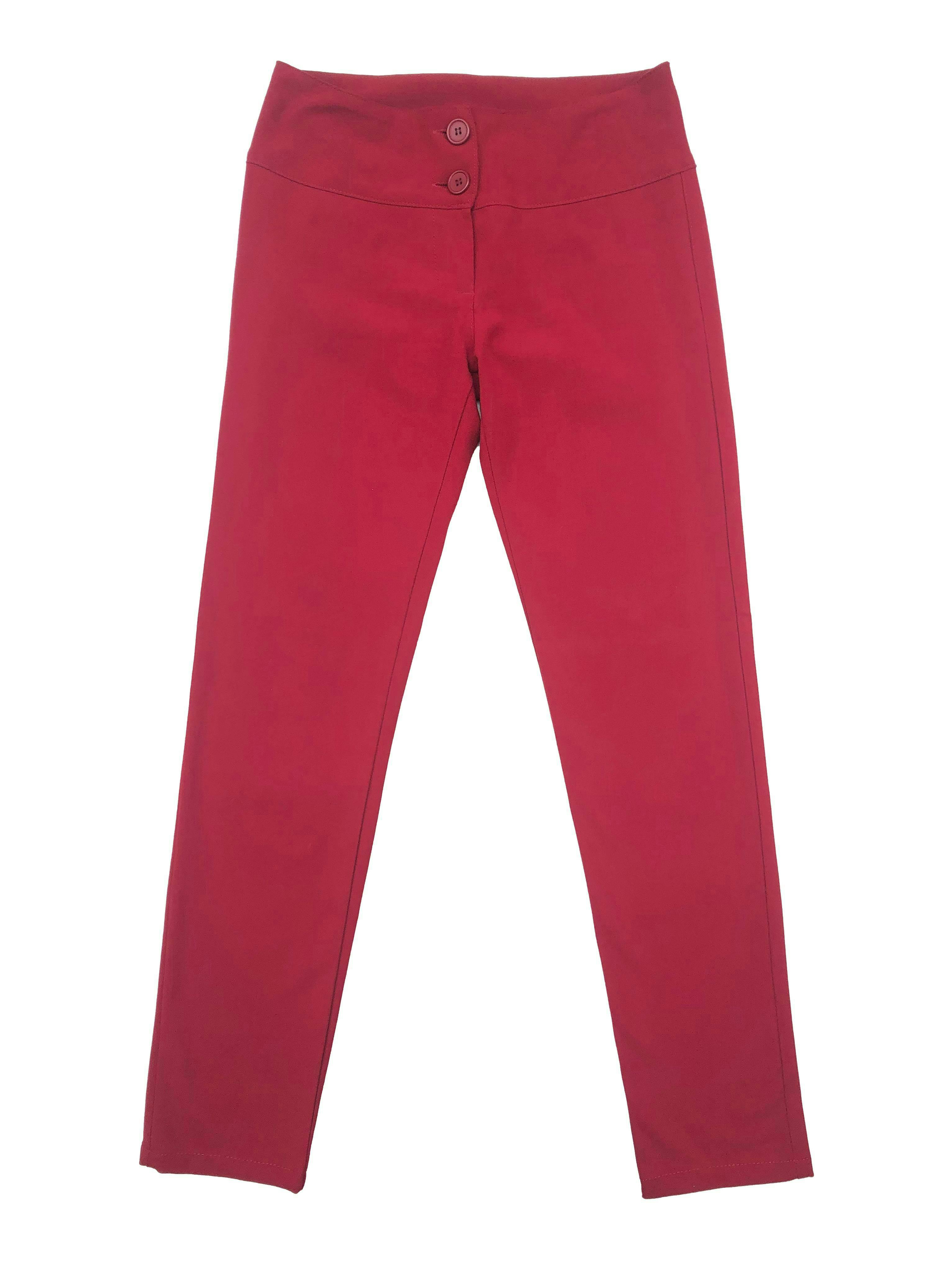 Pantalón guinda Pierre Cardin, corte slim con pretina ancha. Cintura 75cm, Largo 100cm.