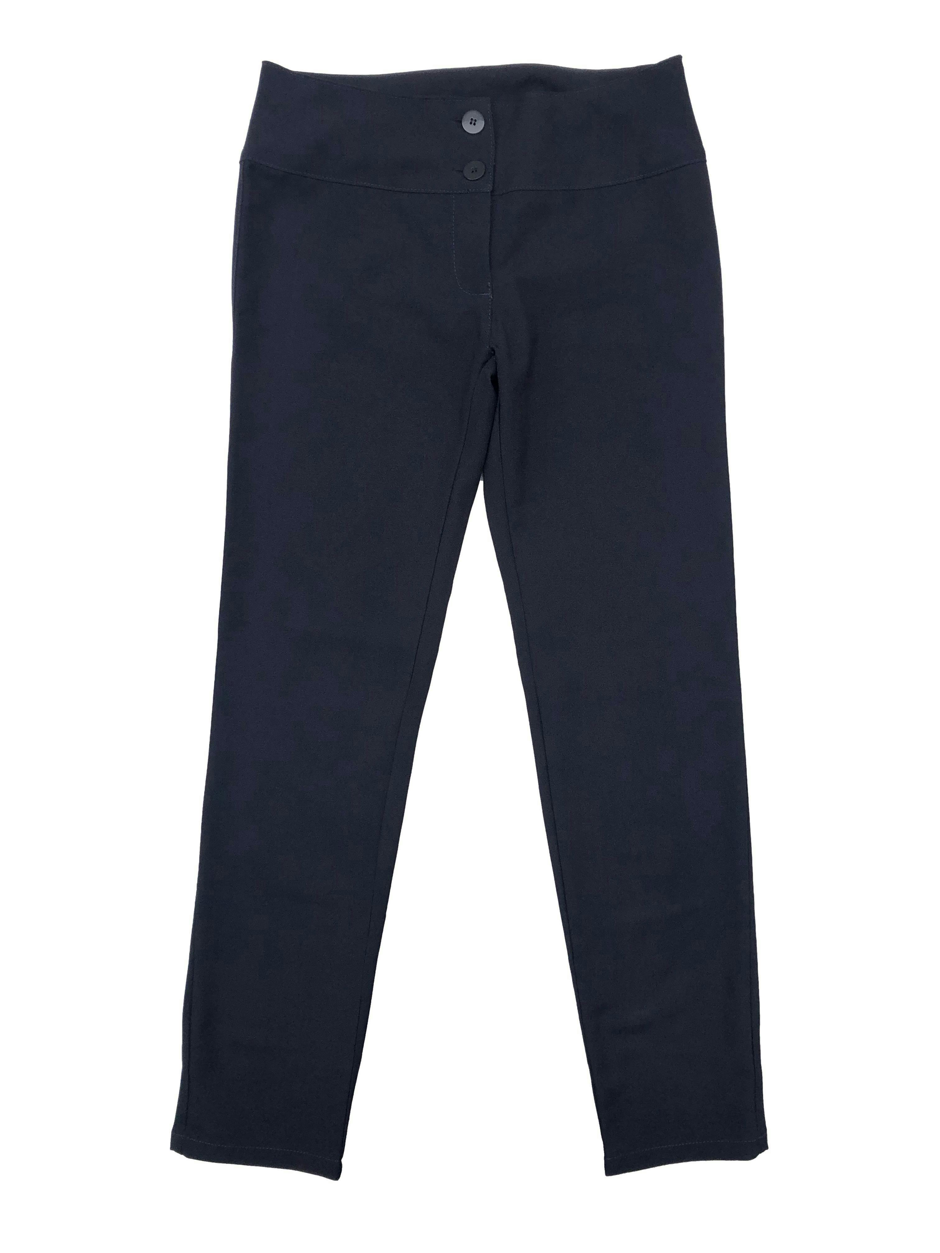 Pantalón azul noche Pierre Cardin, tela plana, corte slim con pretina ancha. Cintura 76cm, Largo 100cm. Tiro 25cm