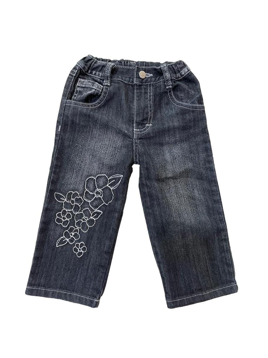 Pantalón jean grafito con bordado floral, bolsillos y elástico regulable en cintura.