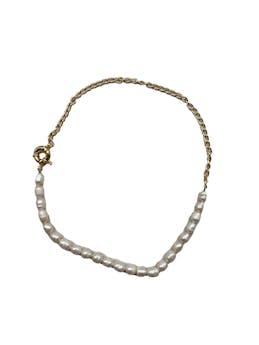 Gargantilla de perlas de río y cadena dorada. Largo 42 cm