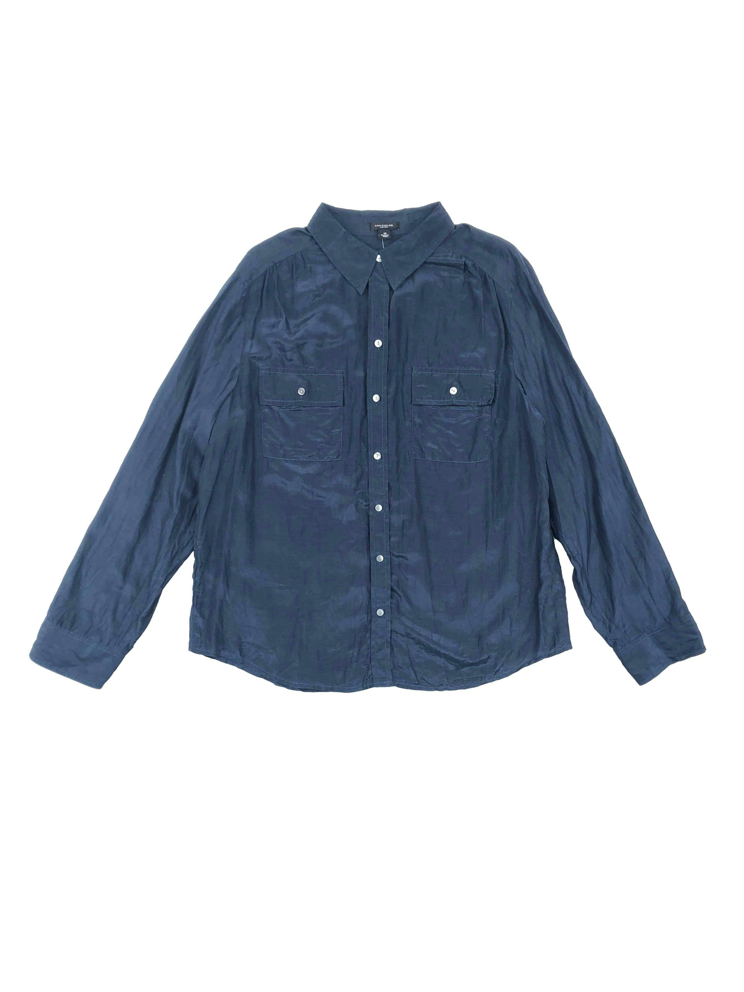 Blusa Ann Taylor azul, camisero con bolsillos en pecho, mangas regulables con botón. Busto 112cm Largo 62cm