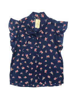 Blusa Zara de gasa azul con flores rojas, mangas volantes y cinto en el cuello. Busto:  100cm, Largo: 60cm. Nuevo. 