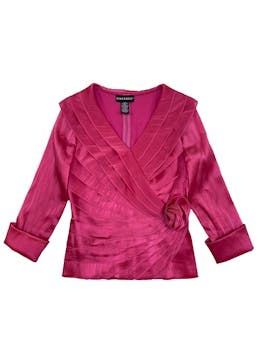Blusa vintage Cachet de raso fucsia satinado, escote cruzado con rosa, forro y cierre posterior invisible. Busto 100cm, Largo 58cm