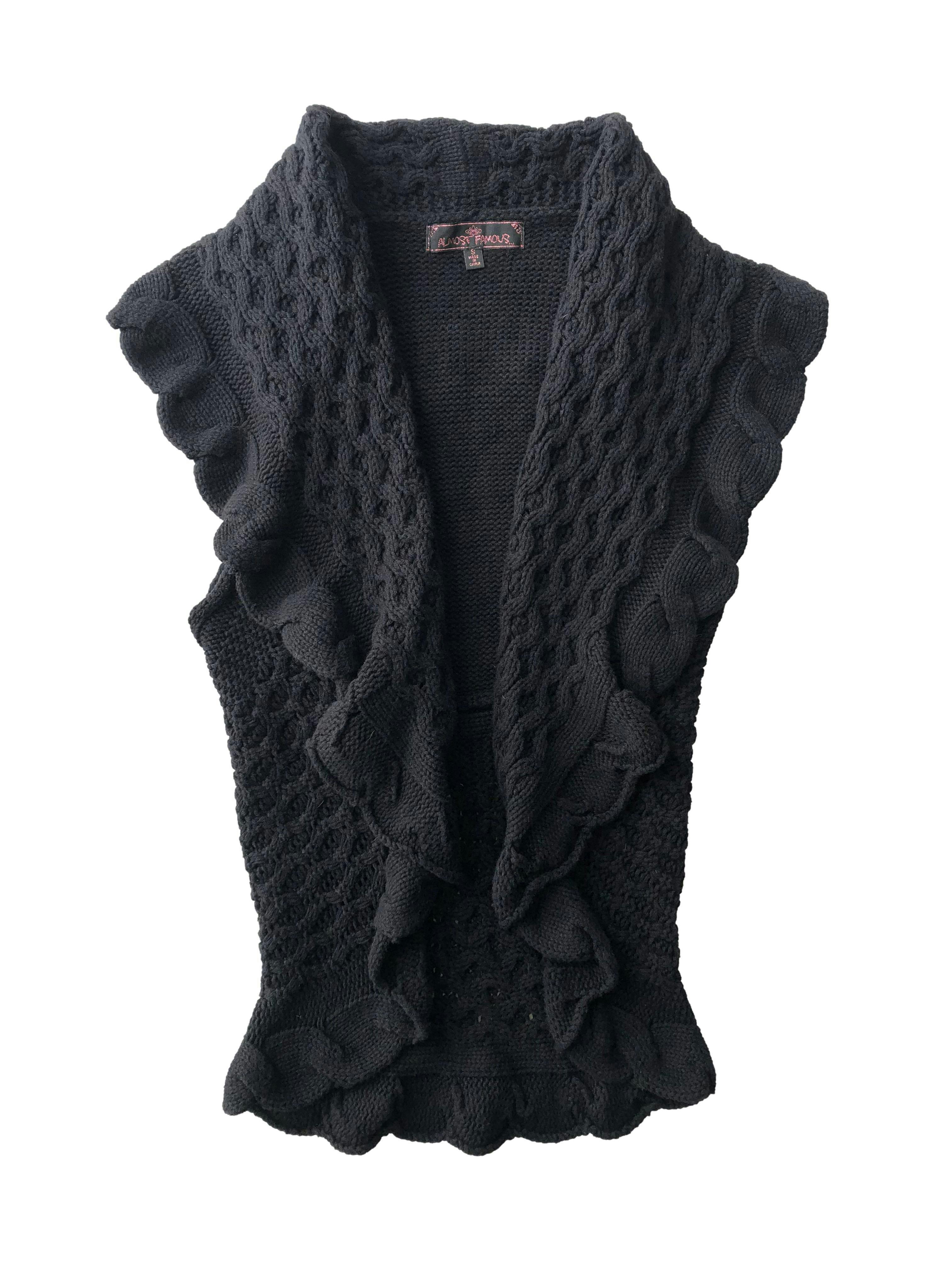Chaleco negro abierto de corte circular, tejido calado 55% algodón. Busto 80cm, Largo 64cm.