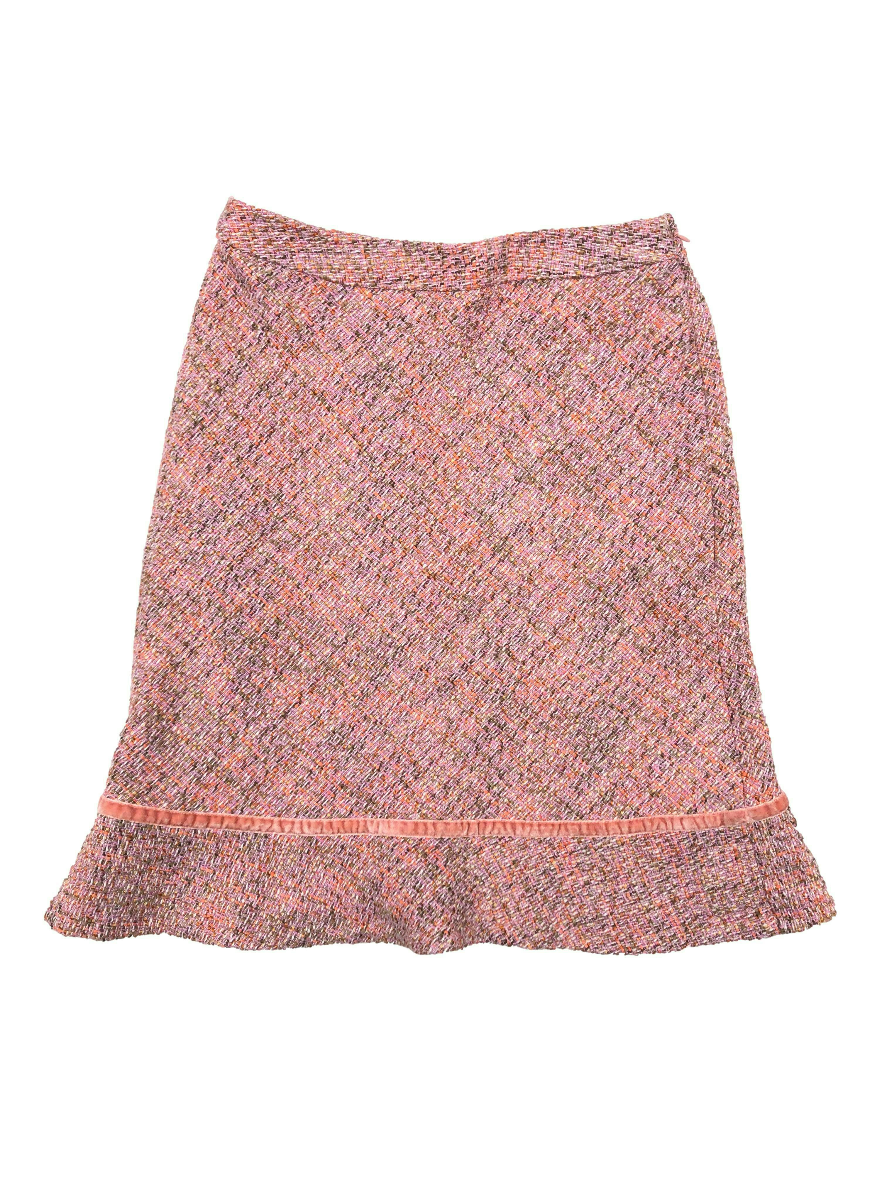 Falda GAP de tweed rosado lana blend, corte en A con forro, cinta aterciopelada en basta y cierre lateral invisible. Cintura 70cm, Largo 56cm.
