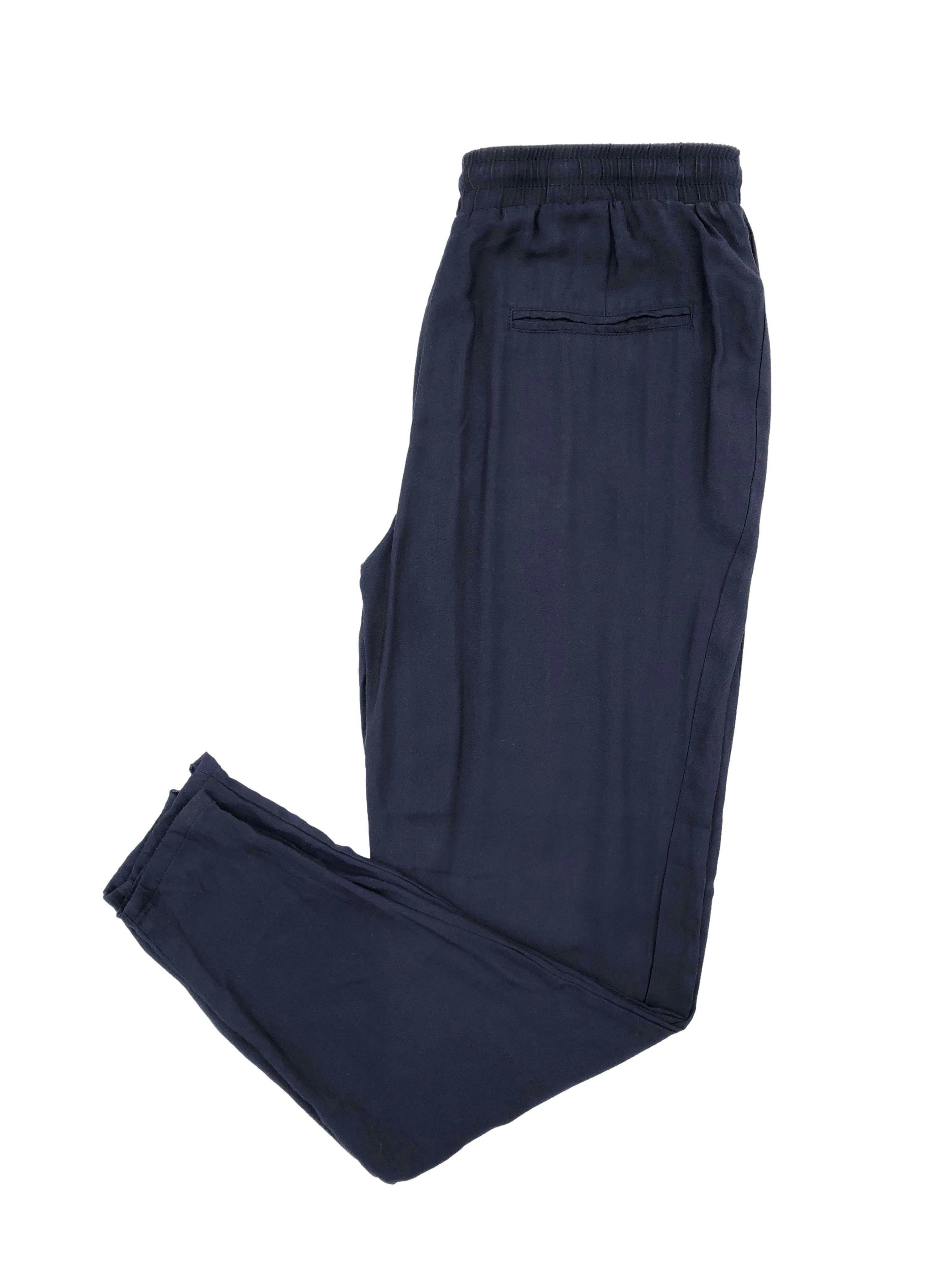 Pantalón Mango azul de tela fresca tipo chalis, pretina elástica regulables, bolsillos laterales y cierre en la basta. Cintura 72cm Tiro 27cm Largo 92cm