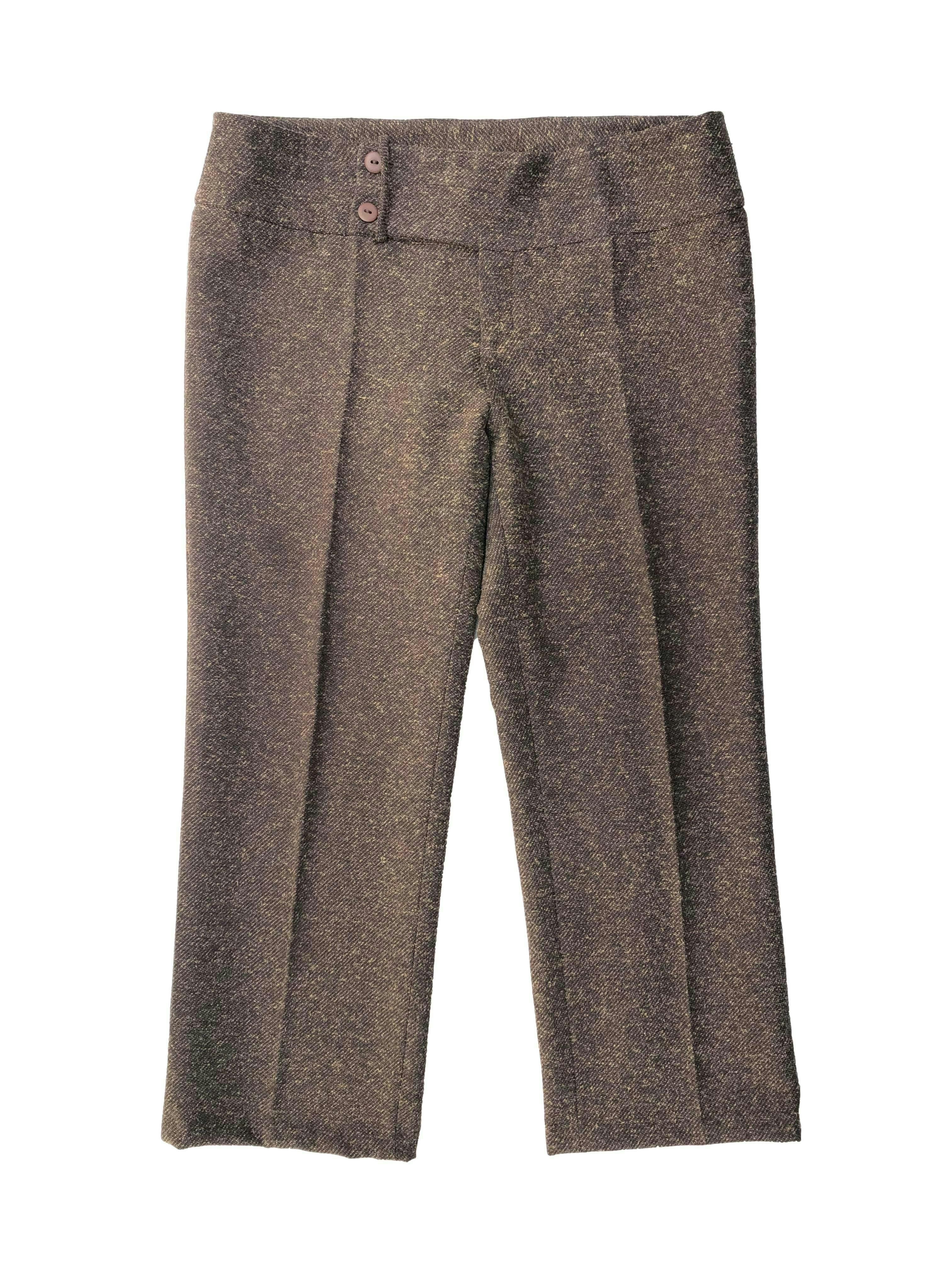Pantalón capri Michelle Belau marrón de lanilla , tiro medio con pretina ancha y un bolsillo posterior. Tiro 22cm, Cintura 80cm, Largo 80cm.