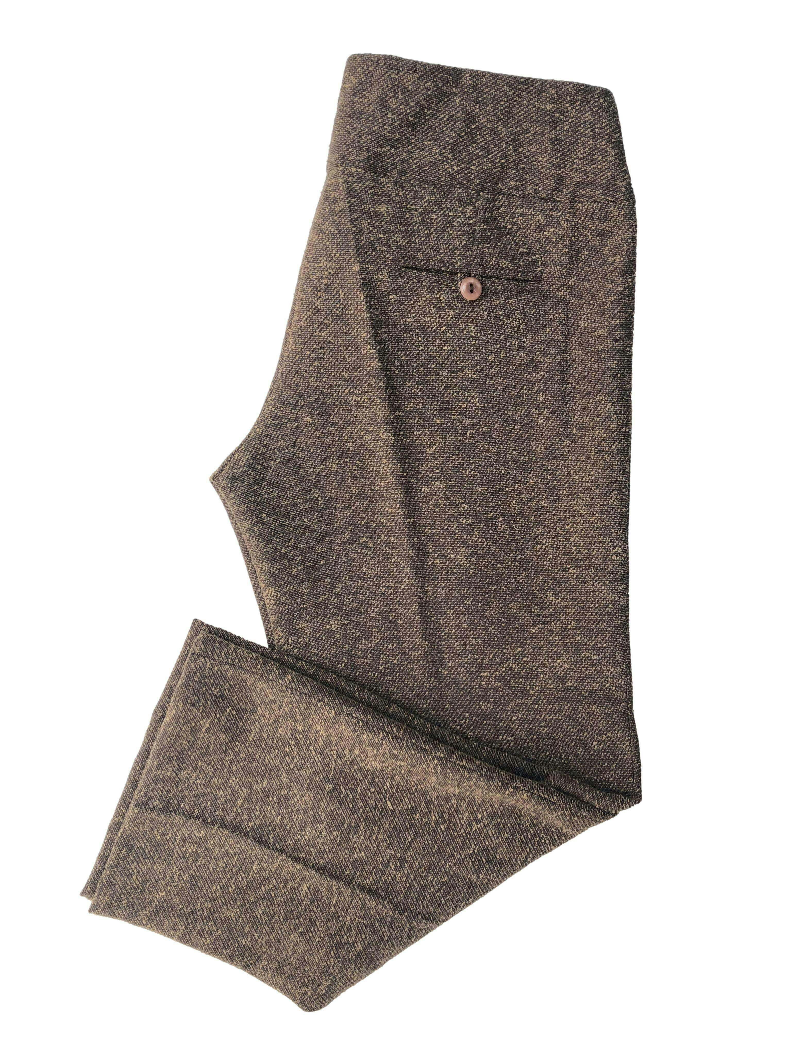 Pantalón capri Michelle Belau marrón de lanilla , tiro medio con pretina ancha y un bolsillo posterior. Tiro 22cm, Cintura 80cm, Largo 80cm.