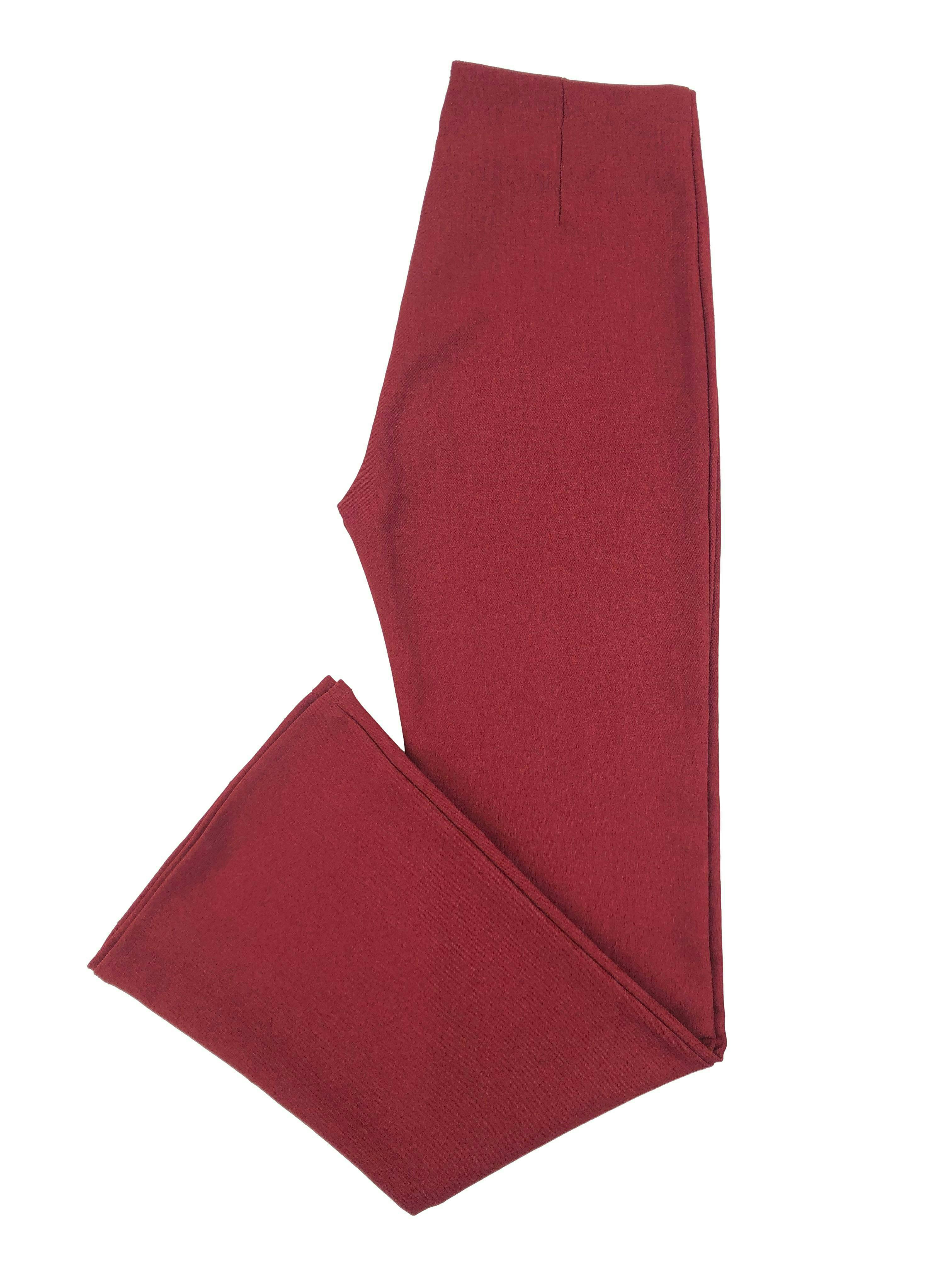 Pantalón de vestir rojo vino de tiro alto, corte recto con pinzas y cierre lateral. Cintura 76cm, Tiro 28cm, Largo 108cm.