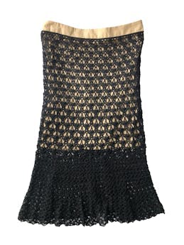 Falda midi negra a crochet con forro beige y cierre posterior invisible. Cintura 74cm, Largo 82cm.