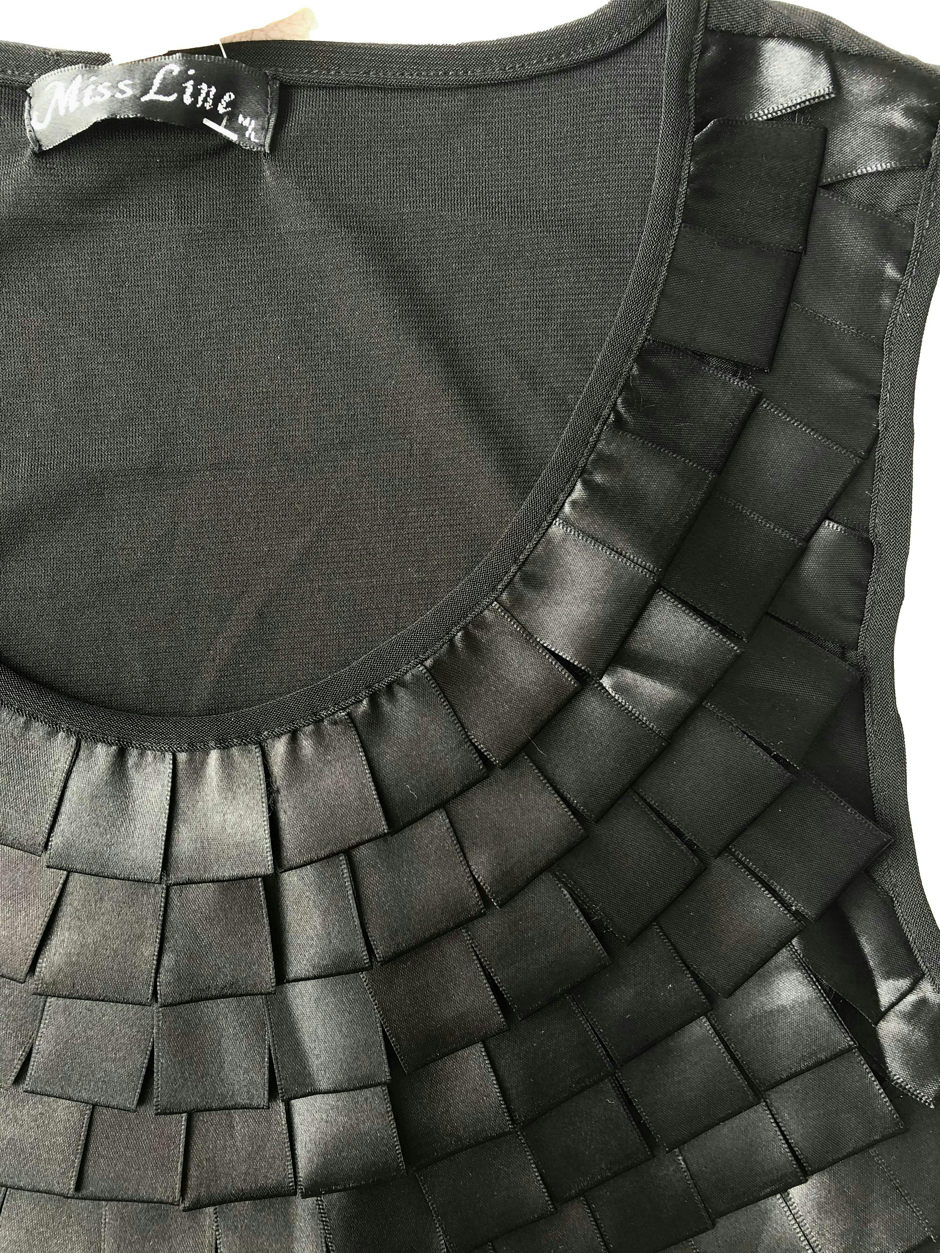 Vestido negro de tul con forro y aplicación de cintos a modo de flecos. Busto 85cm sin estirar, Largo 90cm.