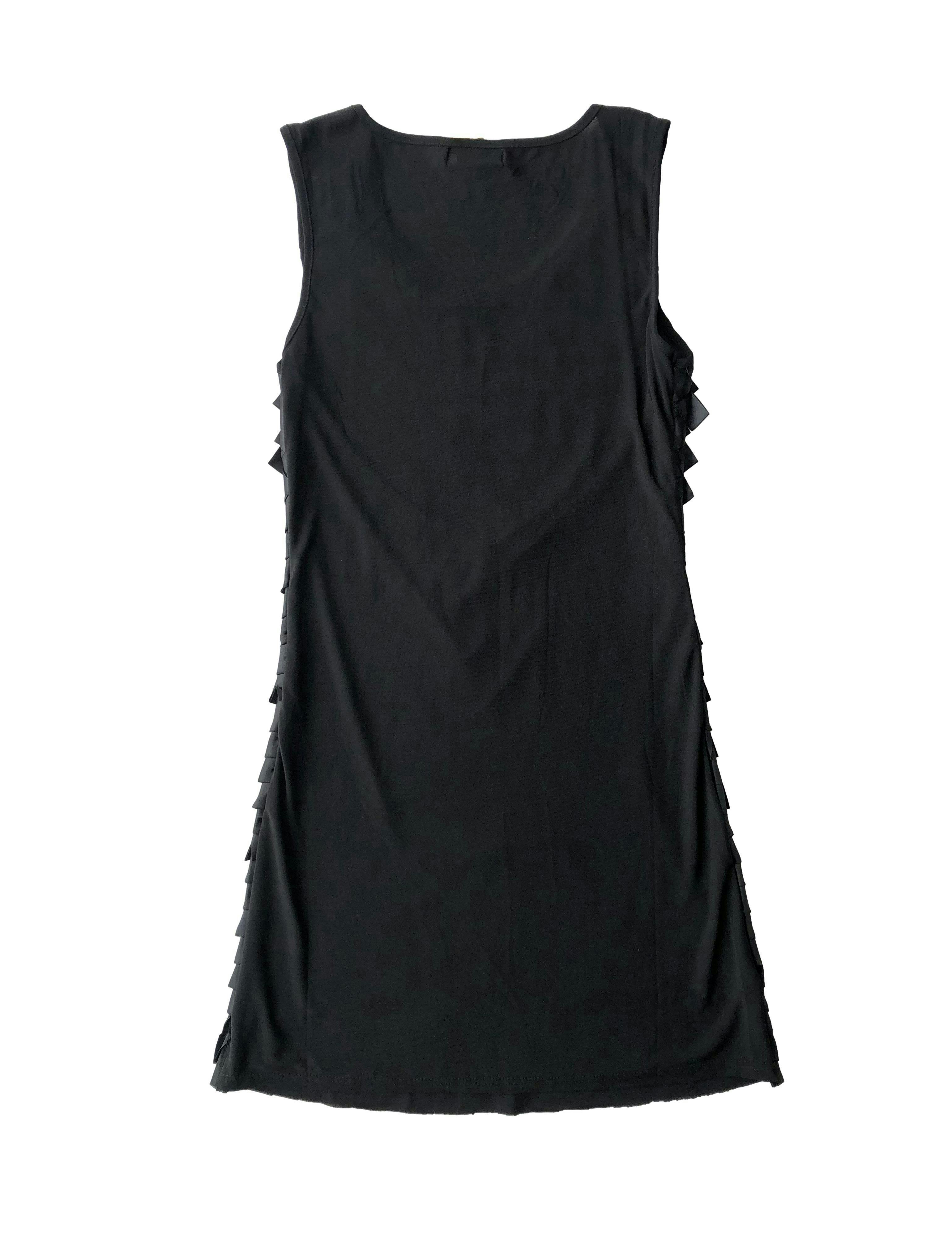 Vestido negro de tul con forro y aplicación de cintos a modo de flecos. Busto 85cm sin estirar, Largo 90cm.
