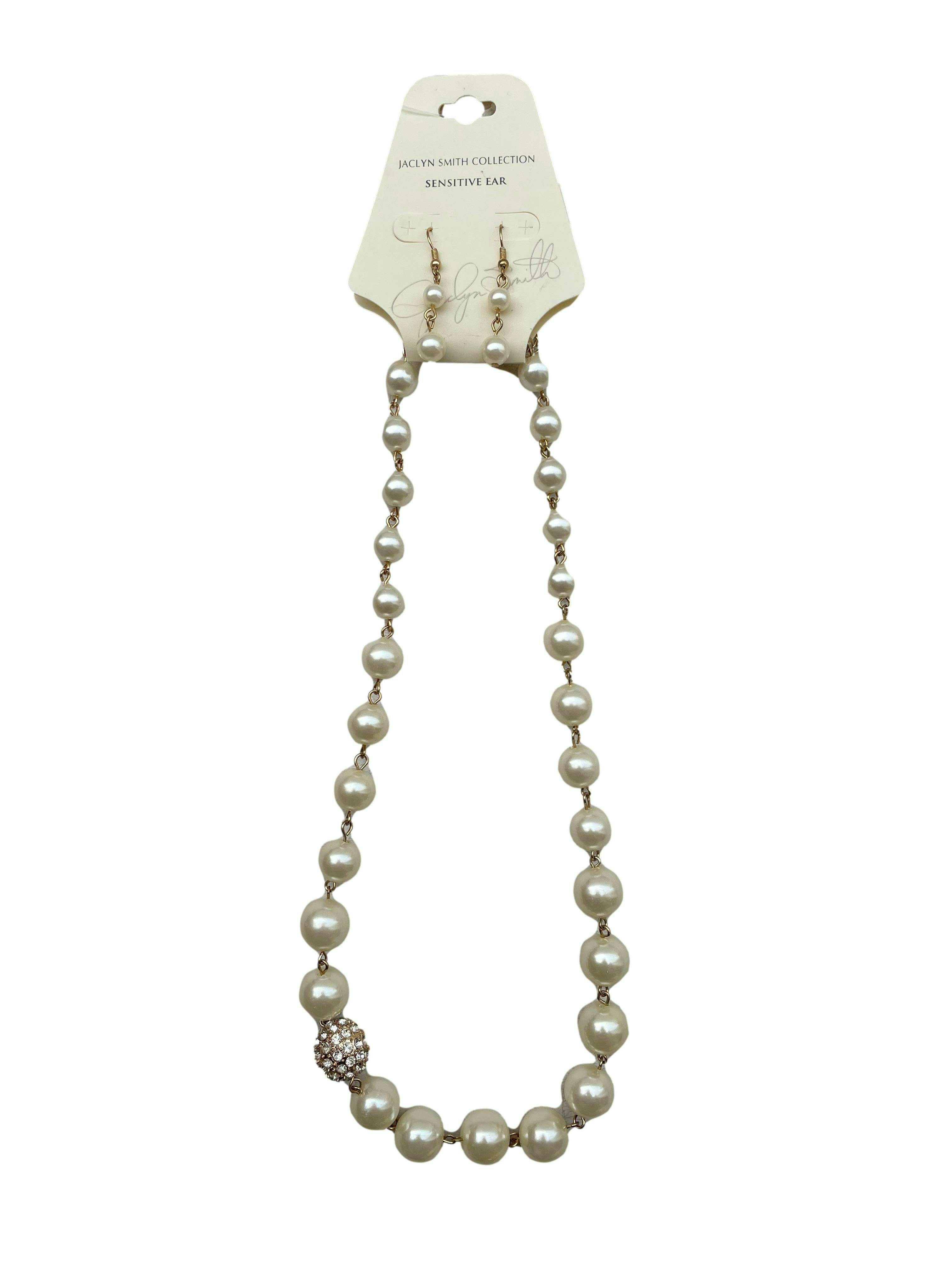 Set Jacylin Smith collar y aretes de perlas , dije con cristales. Medidas collar 50cm, aretes 3cm.